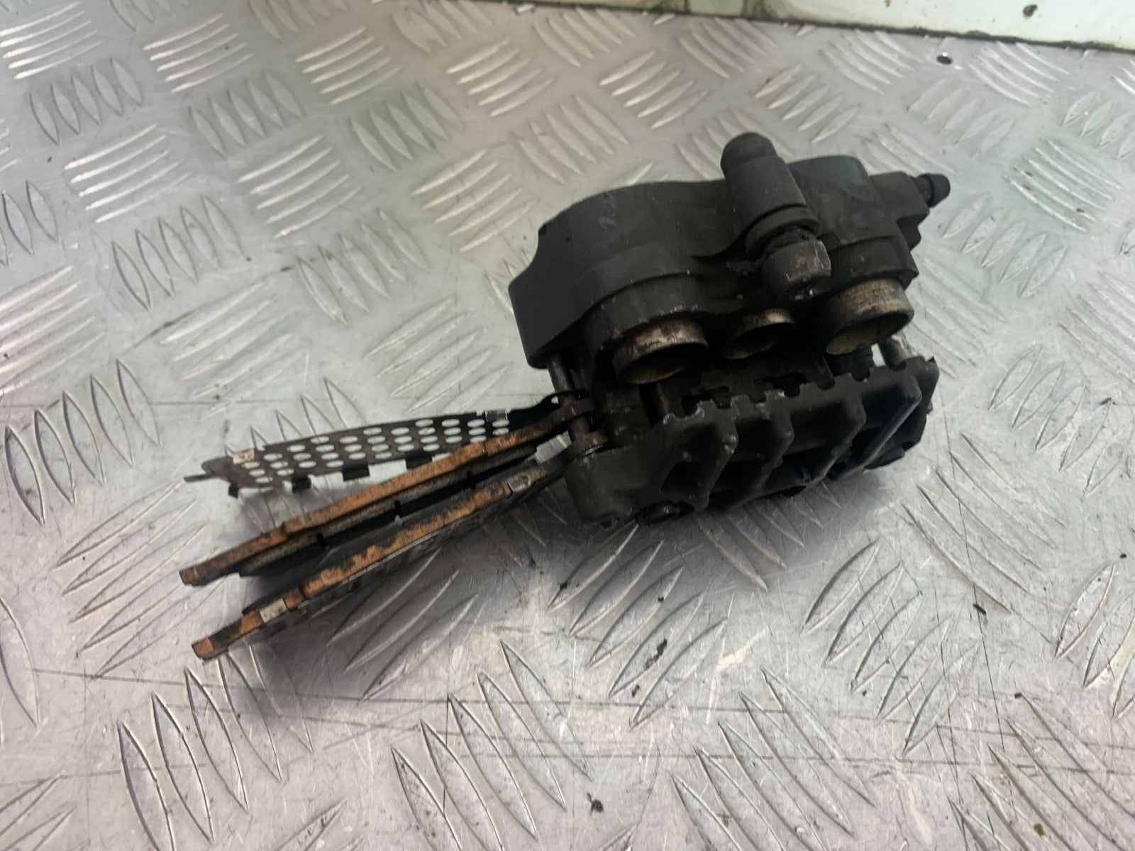 HONDA VFR800 PRE V-TEC FRONT RIGHT CALIPER  YEAR 1998-2001 (CMB1233)