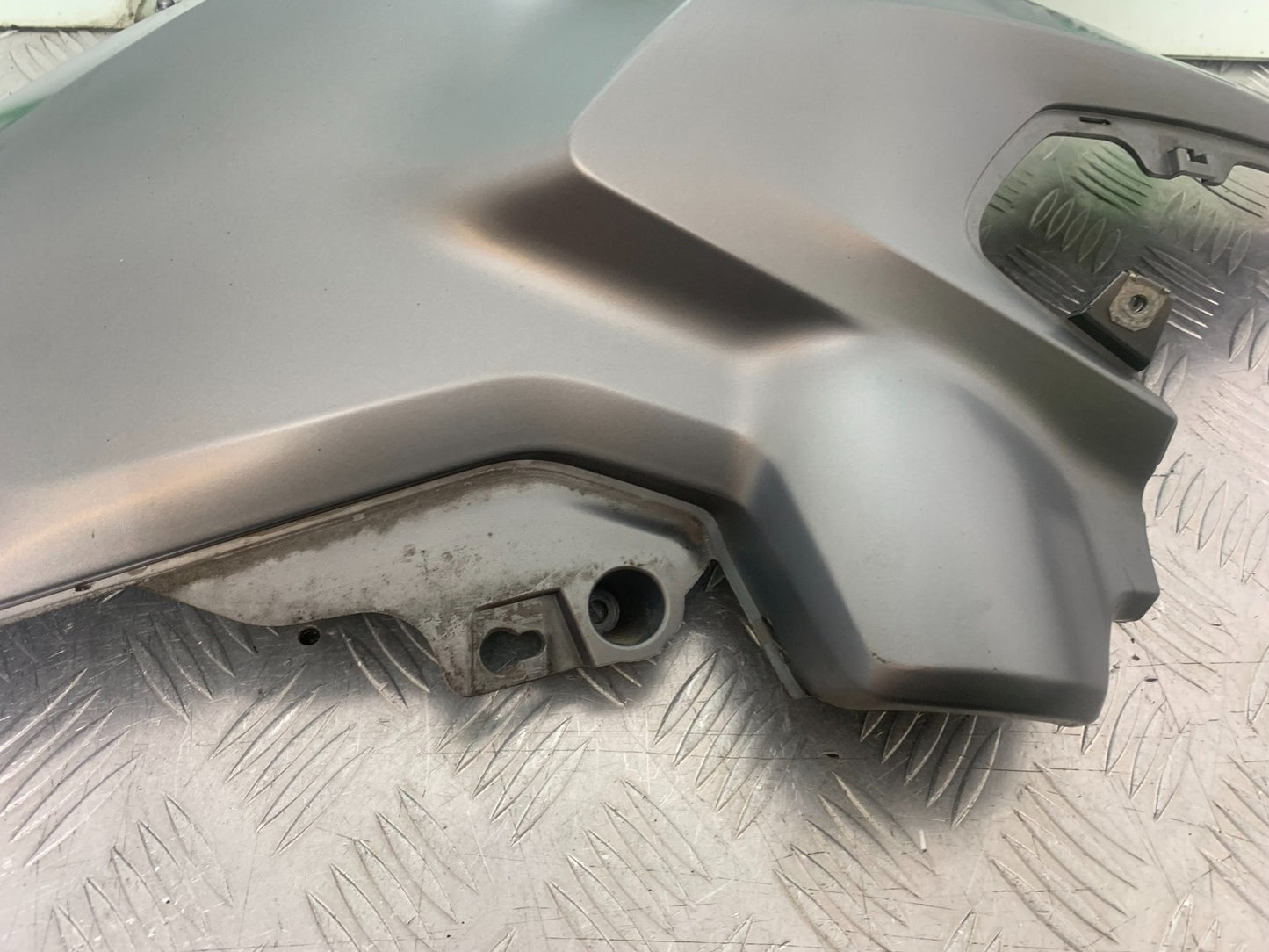 BMW R1200 R 1200 GS RIGHT TANK PANEL YEAR 2013-2016 (CMB1257)