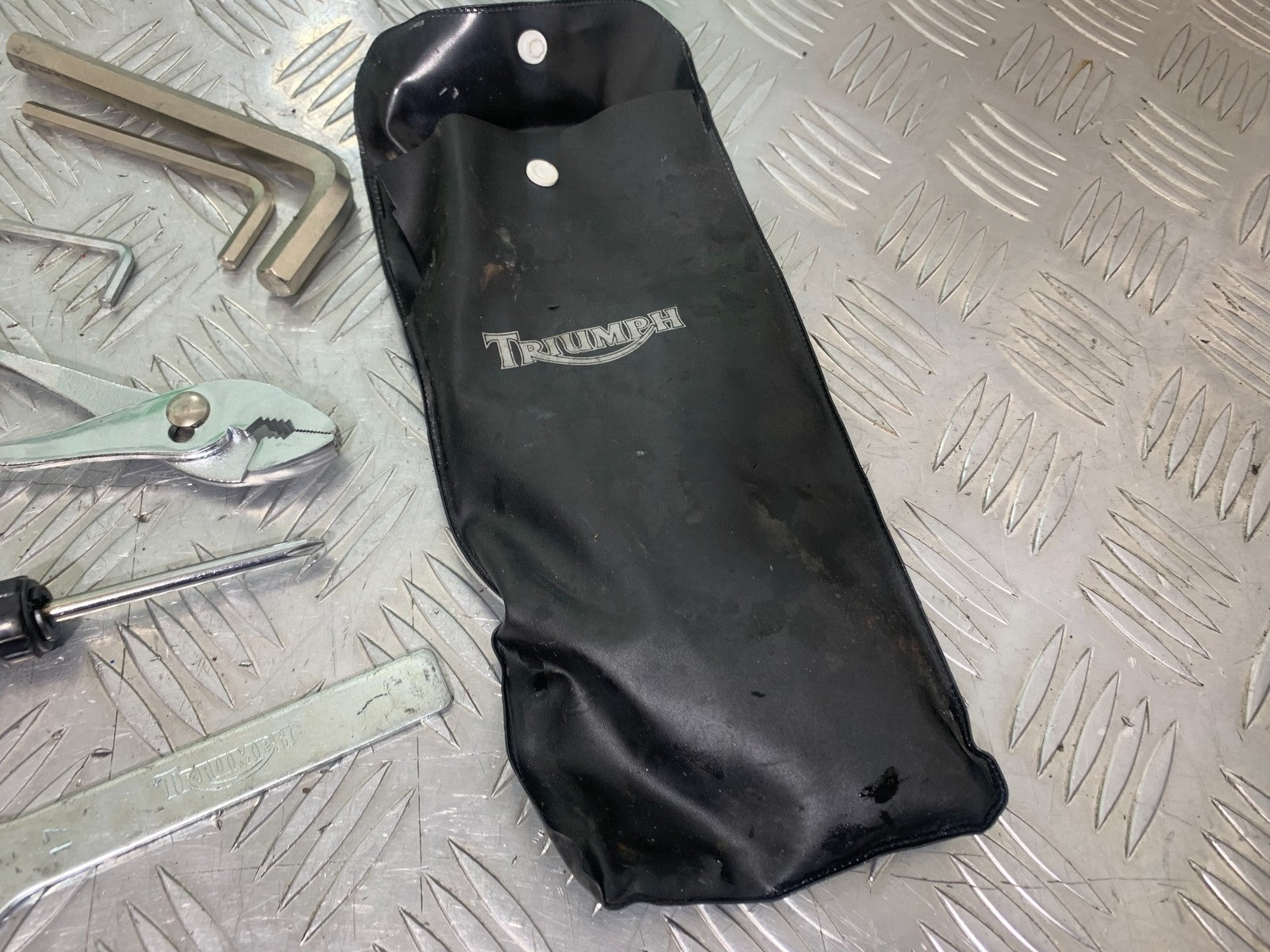 TRIUMPH 1050 SPRINT ST TOOL KIT  2004-2007 (CMB1197)