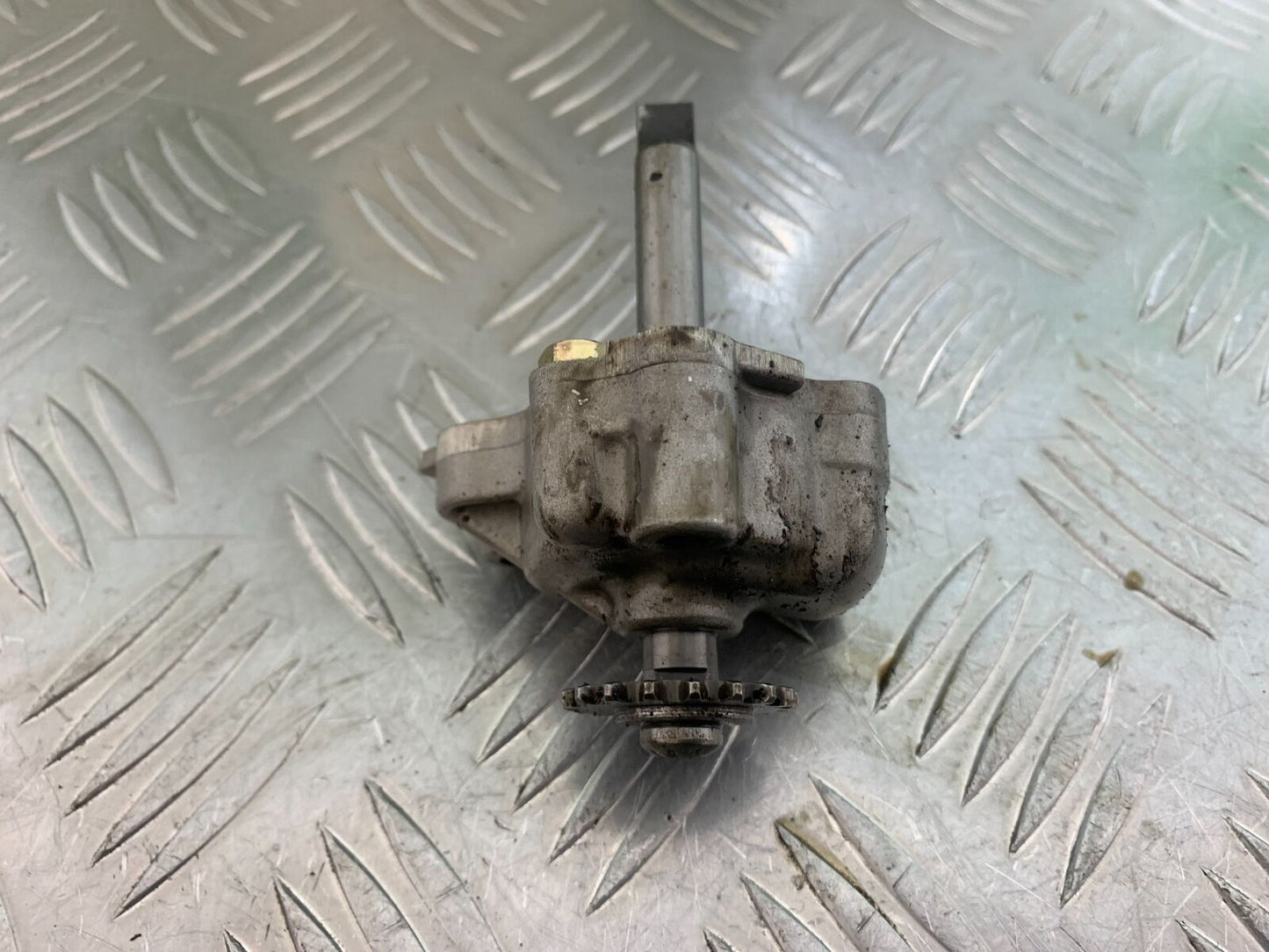 TRIUMPH THUNDERBIRD 1600 OIL PUMP  YEAR 2011 (CMB1107)