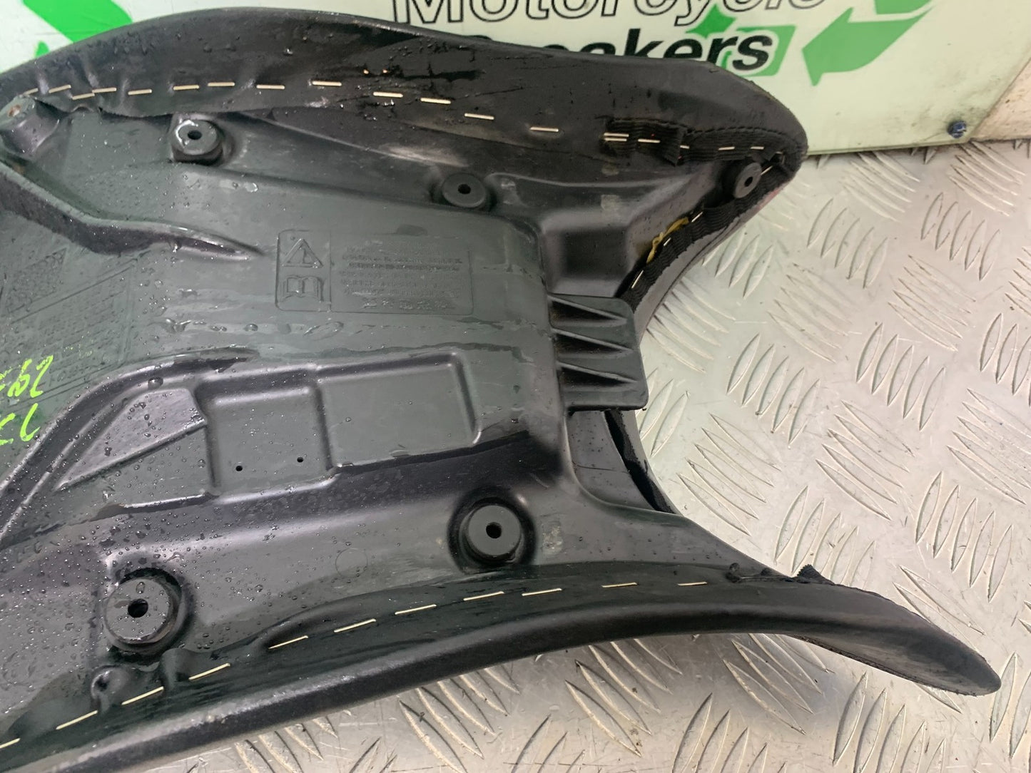 TRIUMPH 675 STREET TRIPLE R SEAT  YEAR 2013 - 2016 (CMB1221)