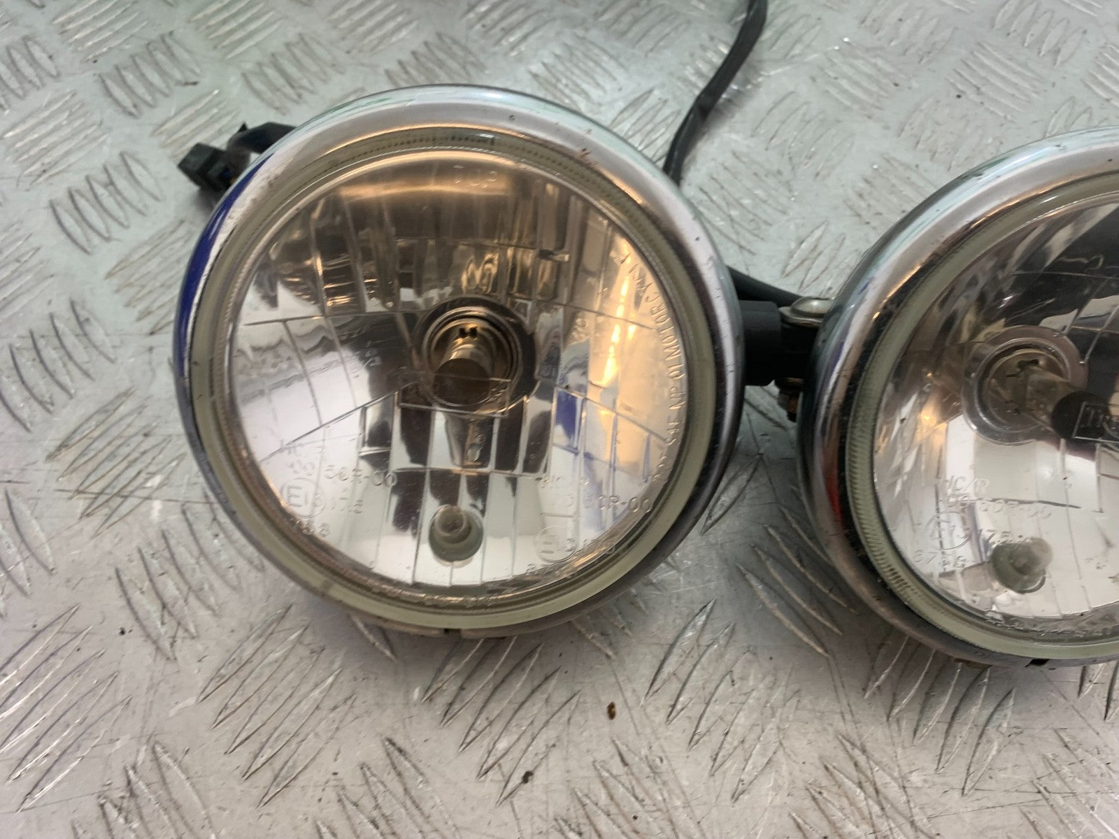 TRIUMPH 1050 SPEED TRIPLE HEADLIGHTS  YEAR 2005-2007 (CMB1322)