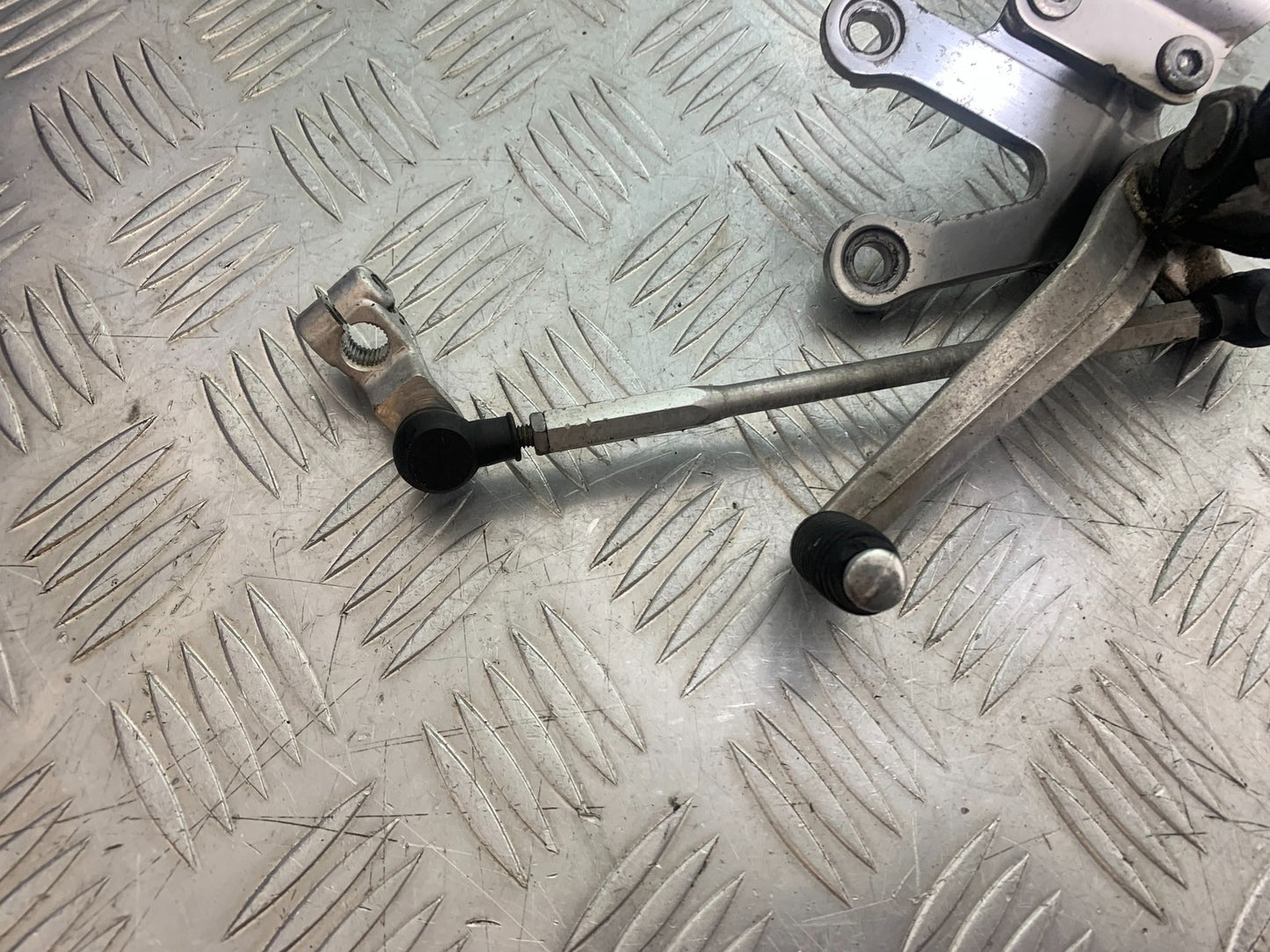 KAWASAKI ZX9R ZX9 E1 FRONT LEFT HANGER YEAR 2000-01 (CMB1171)