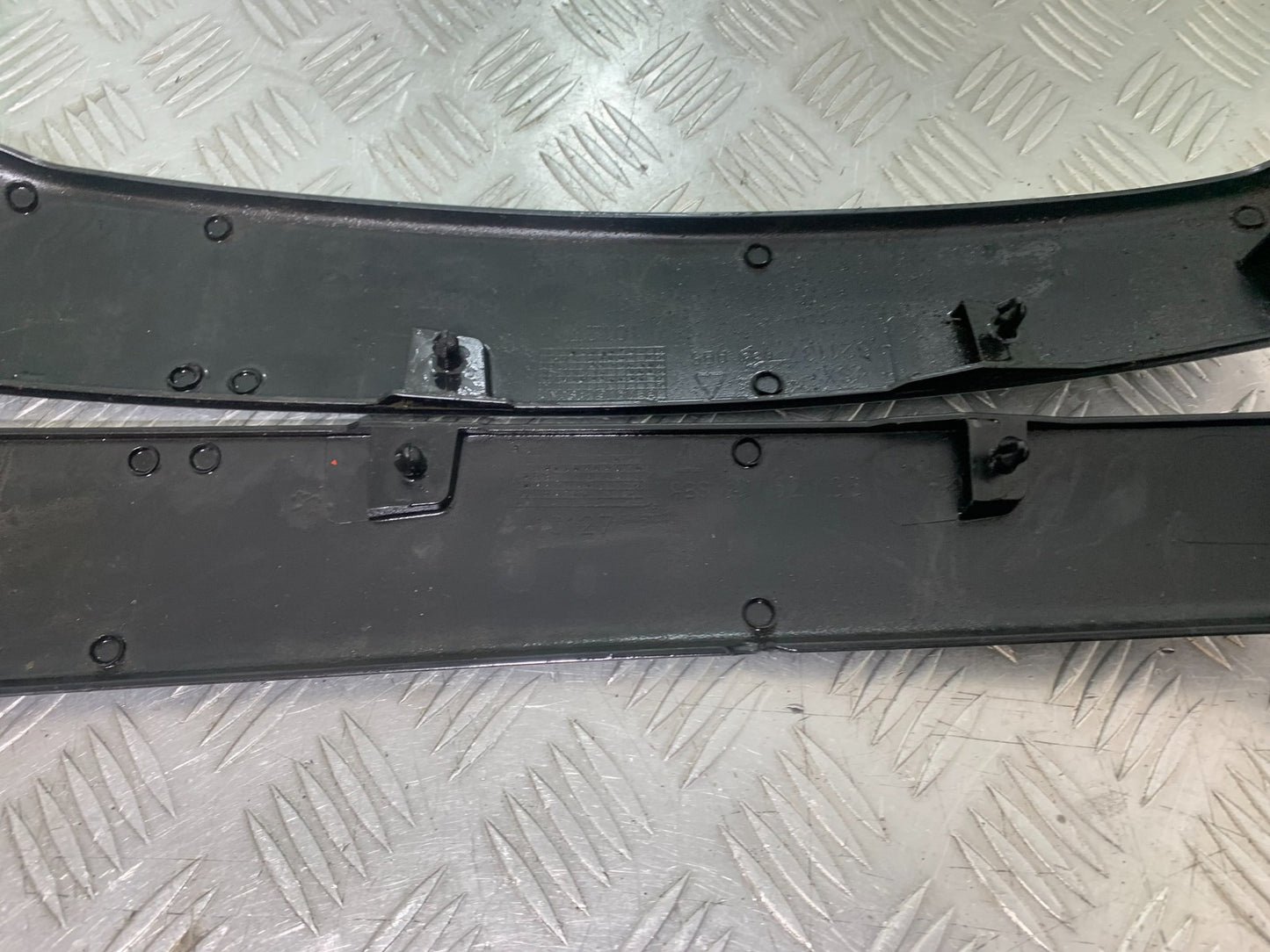 PIAGGIO VESPA GTS 125 LEFT & RIGHT LOWER INFILLS YEAR 2009-14  (CMB1261)