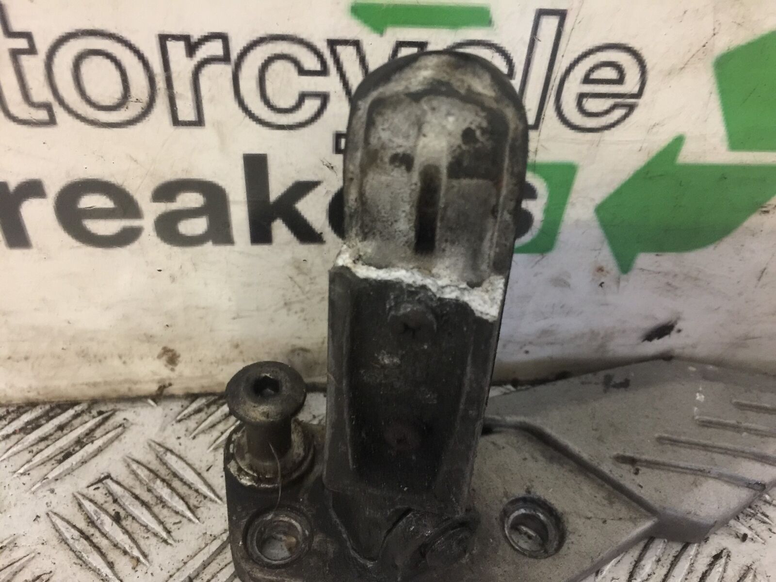 KAWASAKI GTR1400 GTR 1400 FRONT LEFT HANGER YEAR 2010 (STOCK 716)