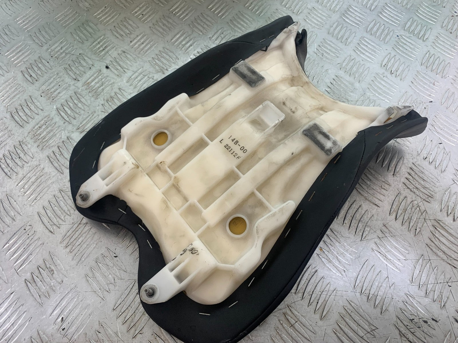 YAMAHA YZF R1 14 B BIG BANG FRONT SEAT  2009-14 (CMB1175)