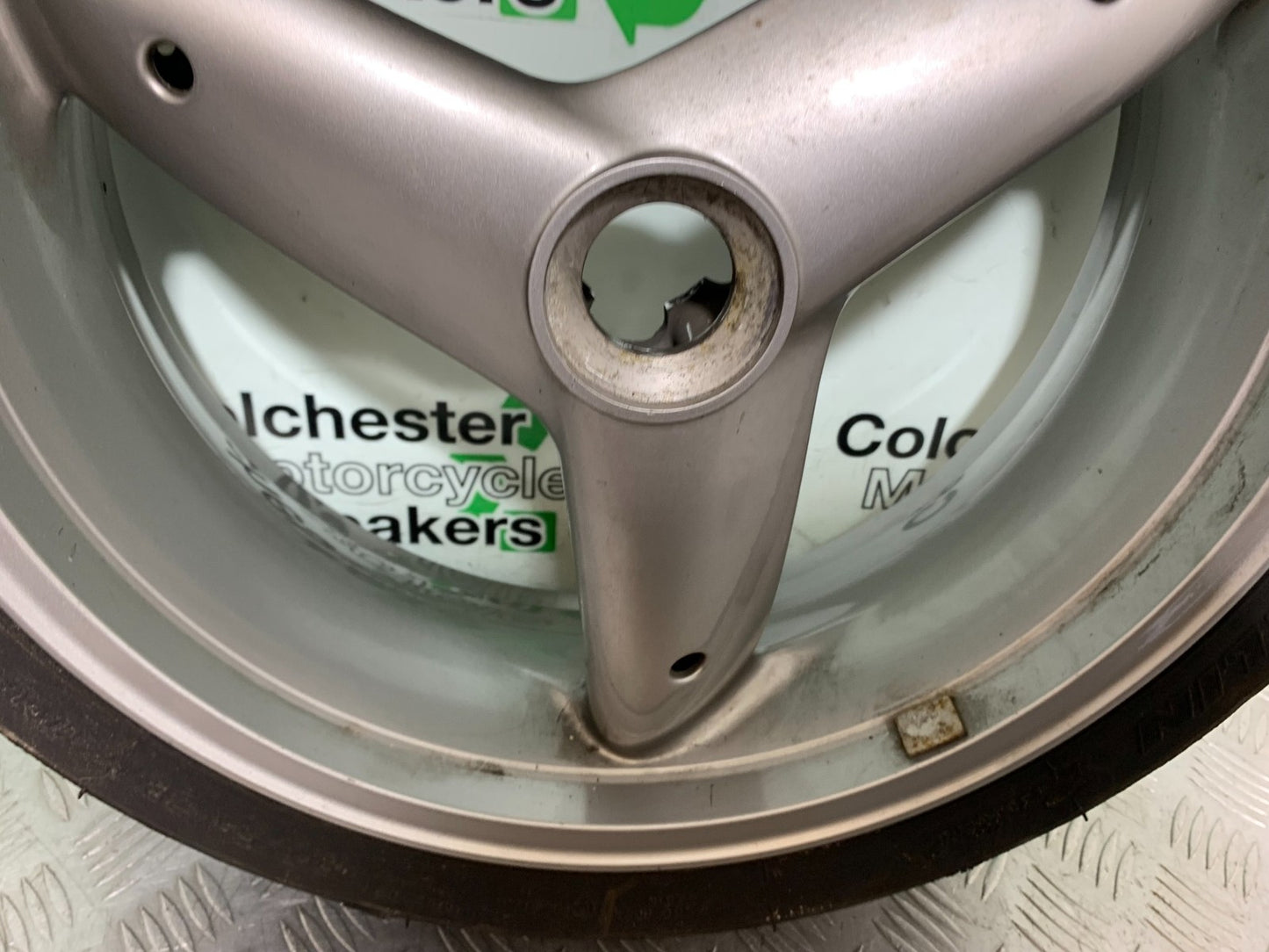 TRIUMPH 955I SPRINT RS REAR WHEEL YEAR 1999-03 (CMB1313)