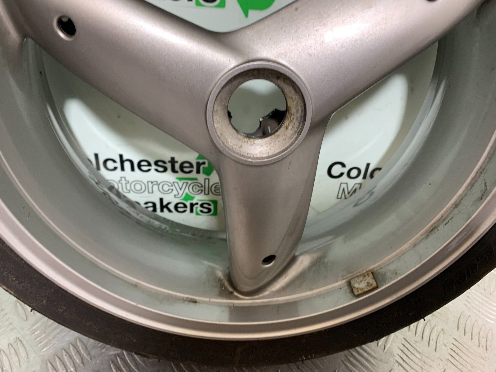 TRIUMPH 955I SPRINT RS REAR WHEEL YEAR 1999-03 (CMB1313)