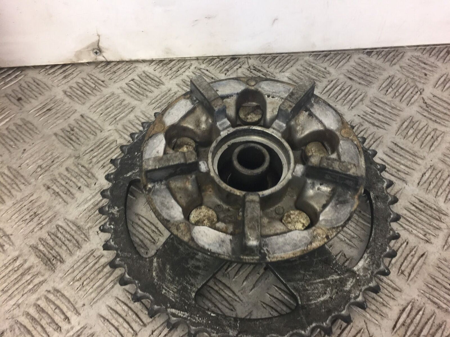 SUZUKI GSF600 GSF 600 BANDIT SPROCKET CARRIER YEAR 1998