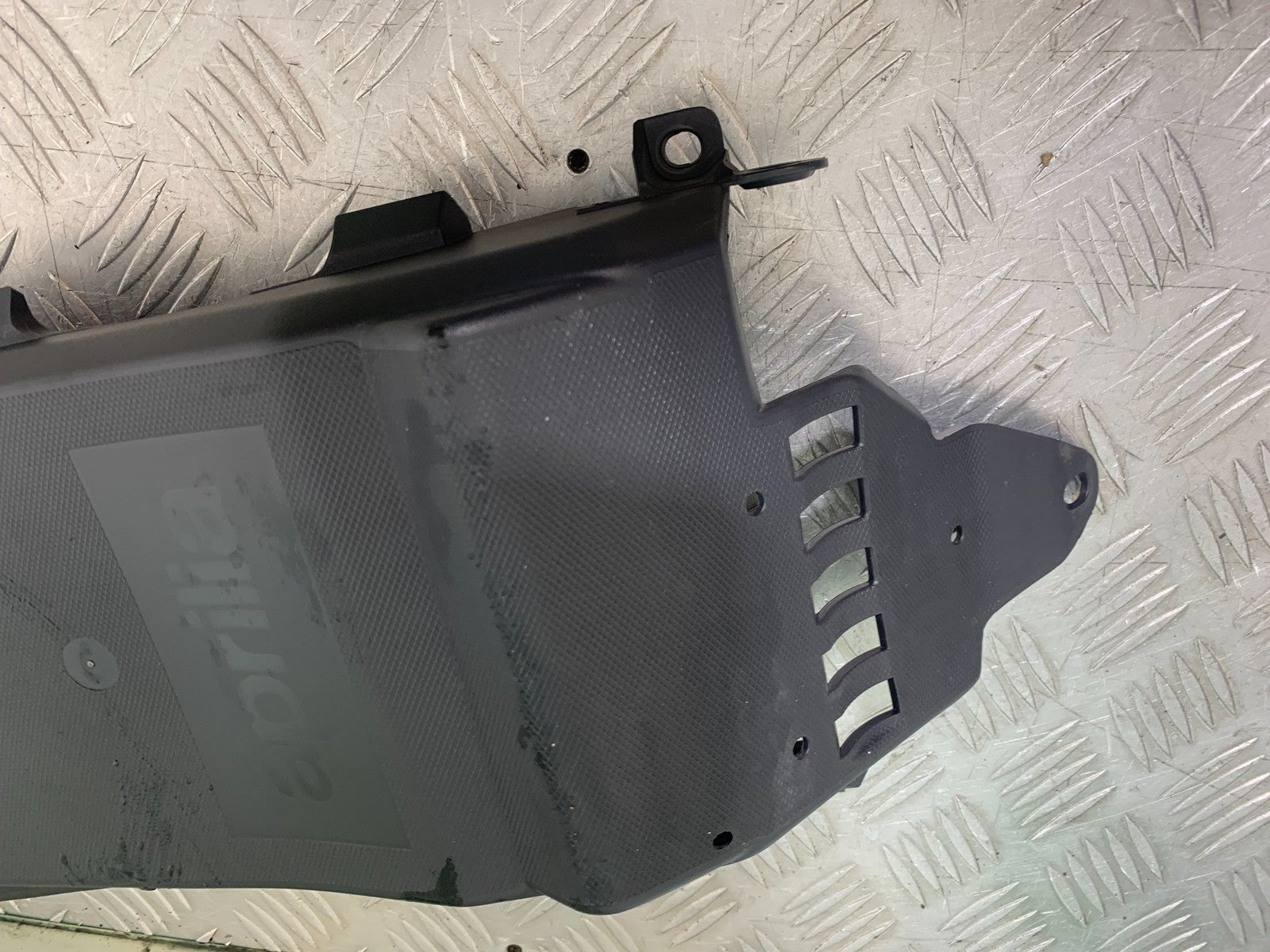 APRILIA TUONO 1000 V4 UNDERTRAY YEAR 2013-2014  (CMB1239)