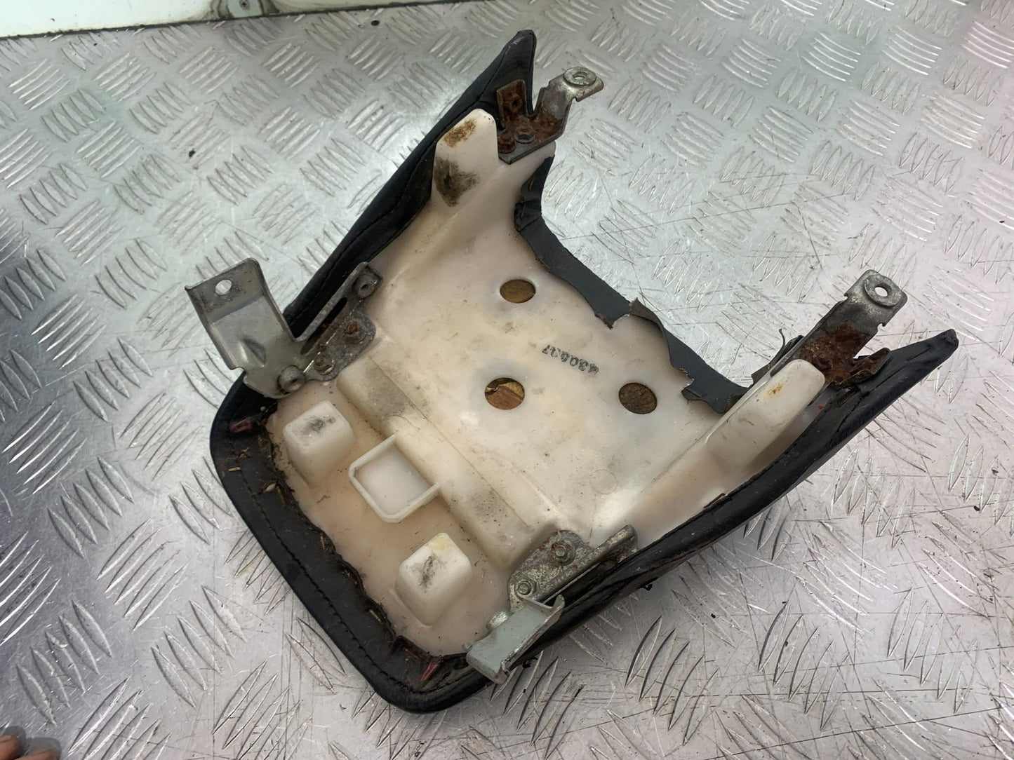 KAWASAKI GPZ600 GPZ 600 REAR SEAT  YEAR 1988-90 (CMB1258)
