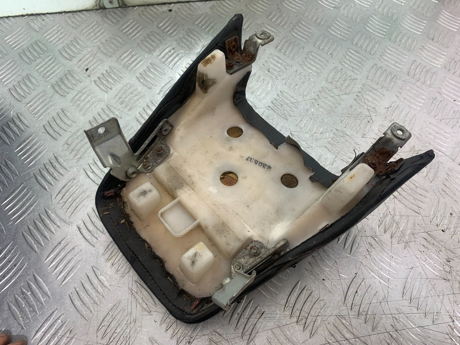 KAWASAKI GPZ600 GPZ 600 REAR SEAT  YEAR 1988-90 (CMB1258)