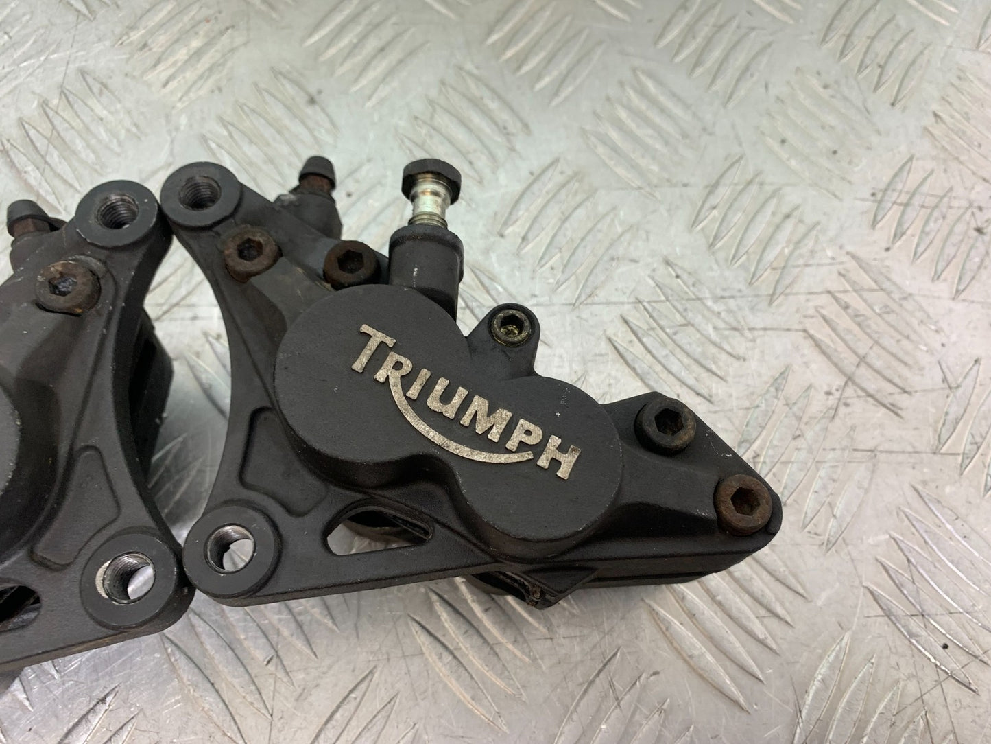 TRIUMPH 955i SPRINT ST FRONT BRAKE CALIPERS YEAR 1999-04 (CMB1230)