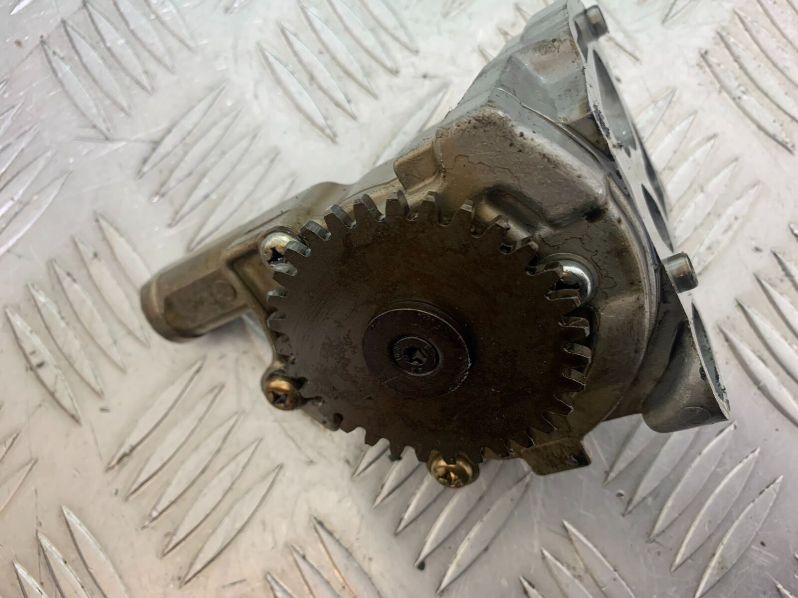 TRIUMPH 955i SPRINT ST OIL PUMP  YEAR 1999-2004 (STOCK 735)