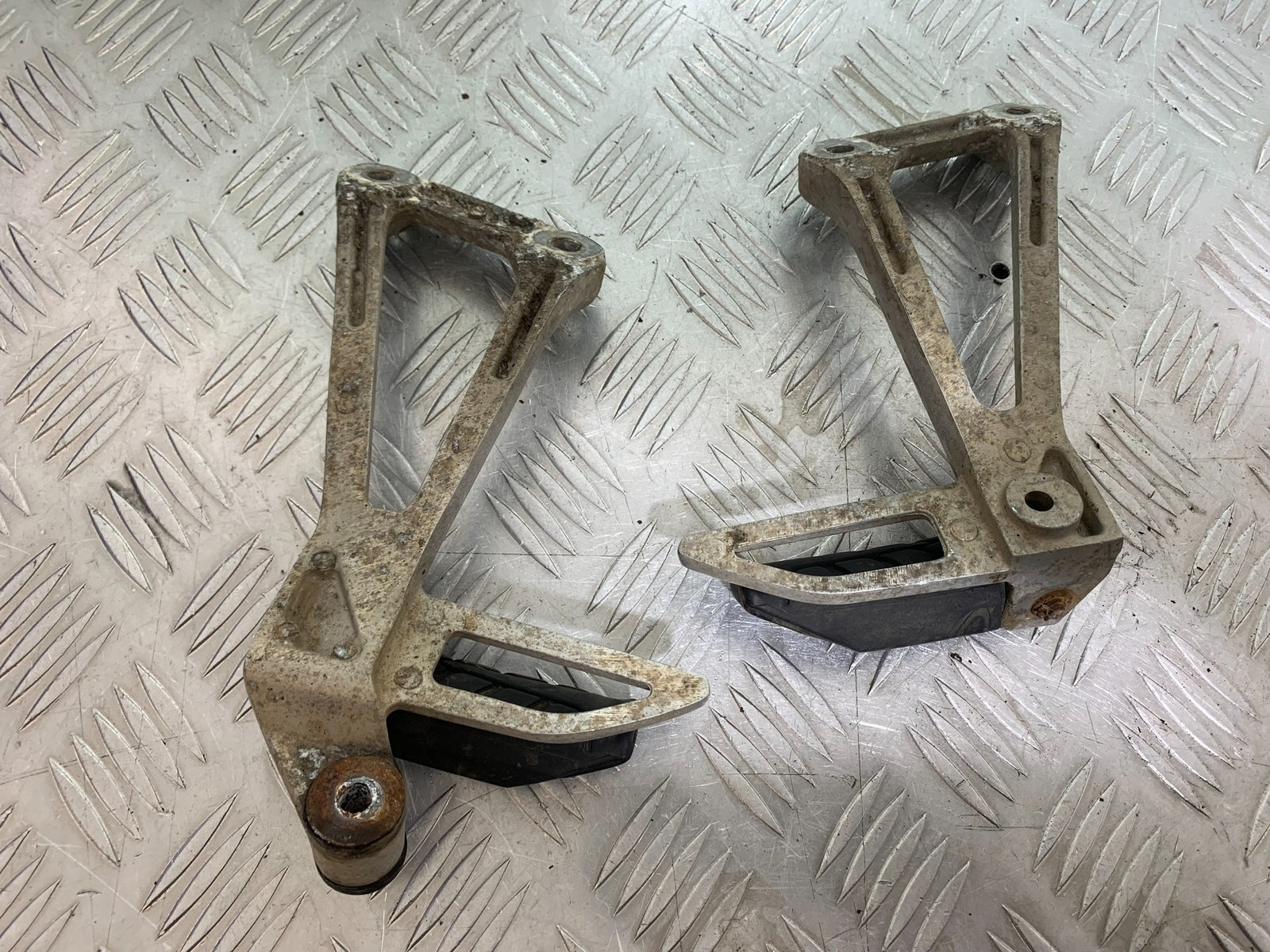 HONDA CBR500R CBR 500 R REAR HANGER AND PEGS   YEAR 2012-16 (CMB1151)