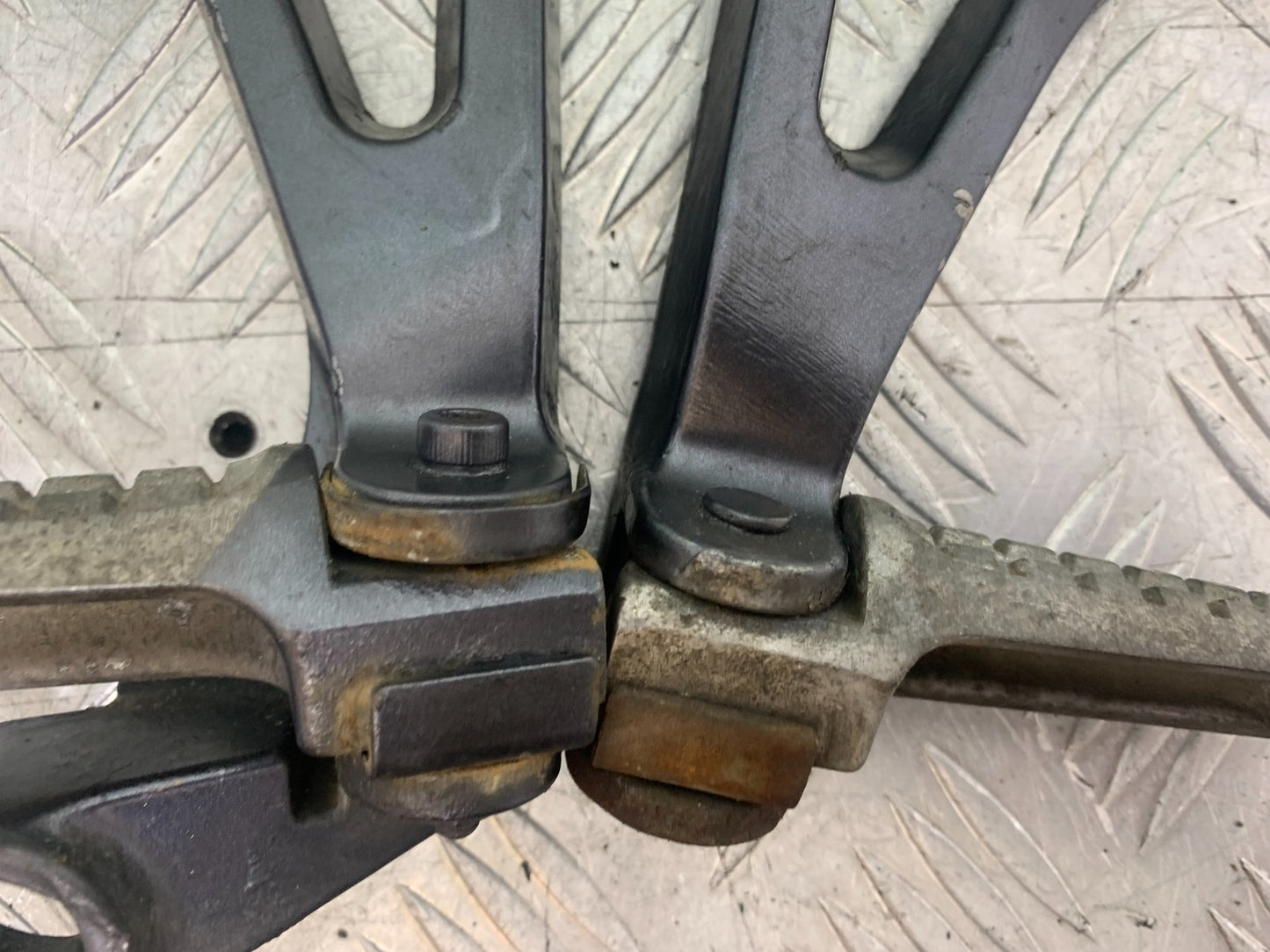 KAWASAKI ZX9R ZX9 C REAR HANGERS AND PEGS YEAR 1998-99 (CMB1213)