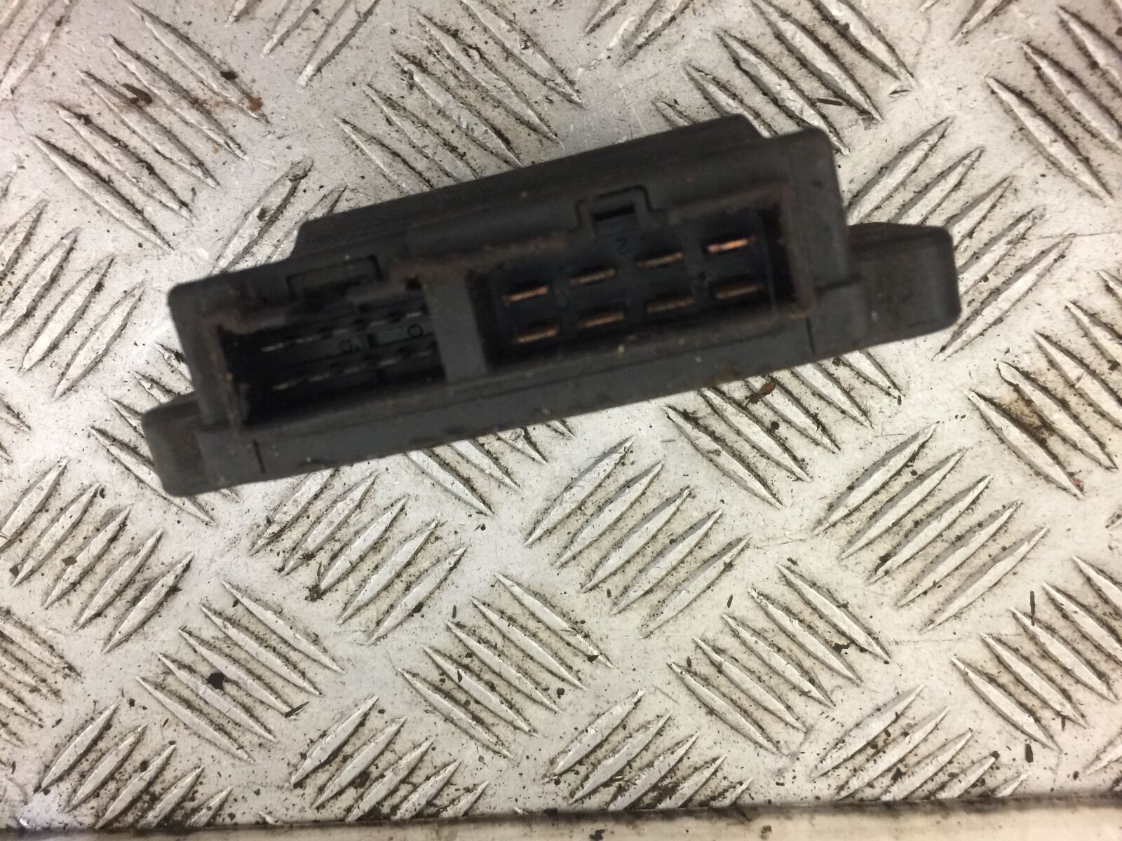 KAWASAKI GPZ600 R GPZ 600 FUSE BOX YEAR 1987 (STOCK 519)