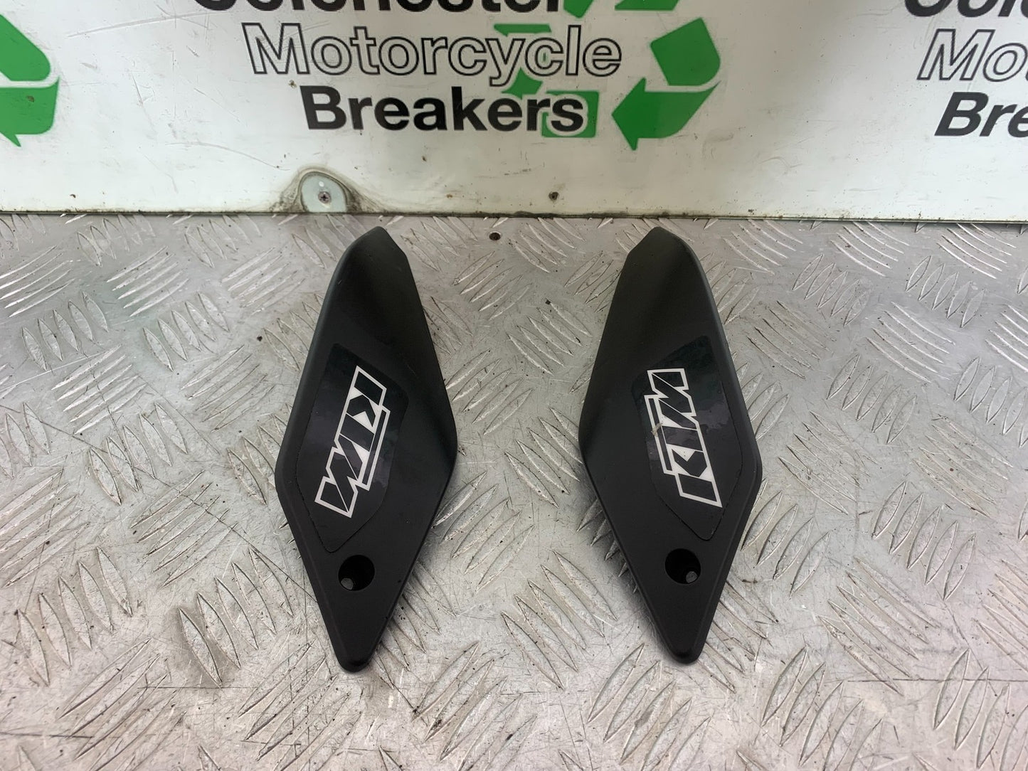 KTM 690 DUKE R LC4 LEFT AND RIGHT FAIRING COVER INFILL YEAR 2012-2015  (CMB1180)
