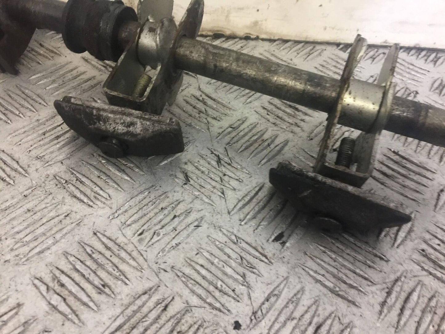 SUZUKI RF600 RF 600 REAR WHEEL SPINDLE  YEAR 1996 (STOCK 679)