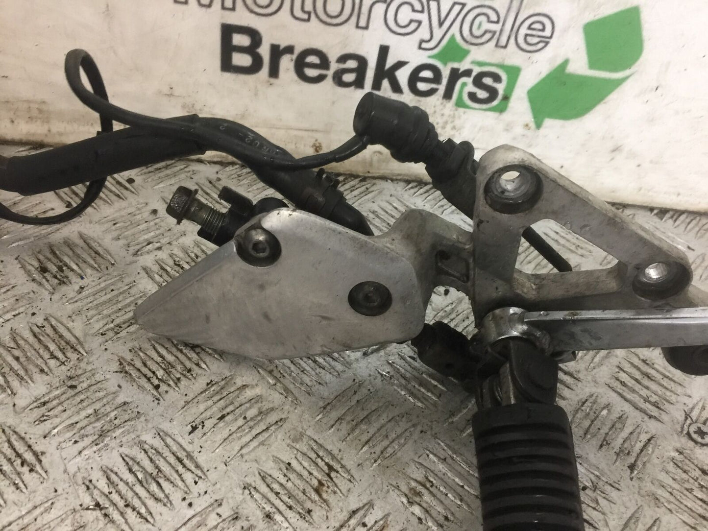 YAMAHA FZS600 FAZER 600 FRONT RIGHT HANGER COMPLETE   YEAR 2002-03  (STOCK 790)