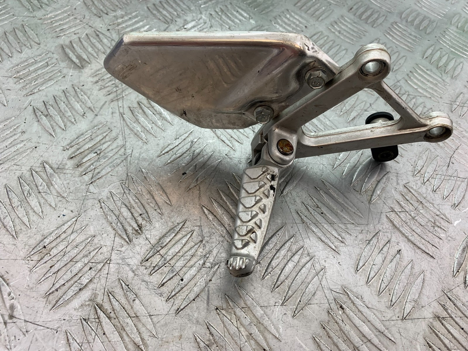 APRILIA RSV1000 RSV 1000 MILLE FRONT RIGHT HANGER  1998- 2003 (CMB1184)