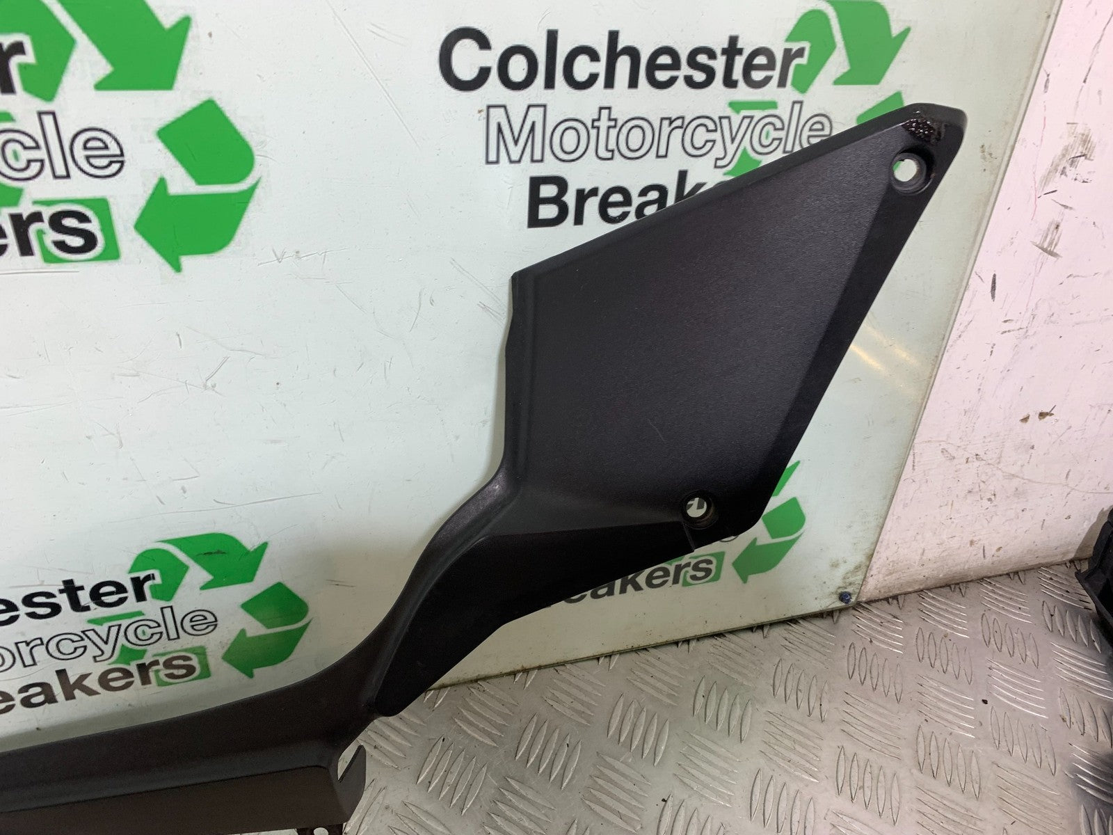 SUZUKI DL1000 V-STROM RIGHT SEAT PANEL  YEAR 2014-2019 (CMB1325)