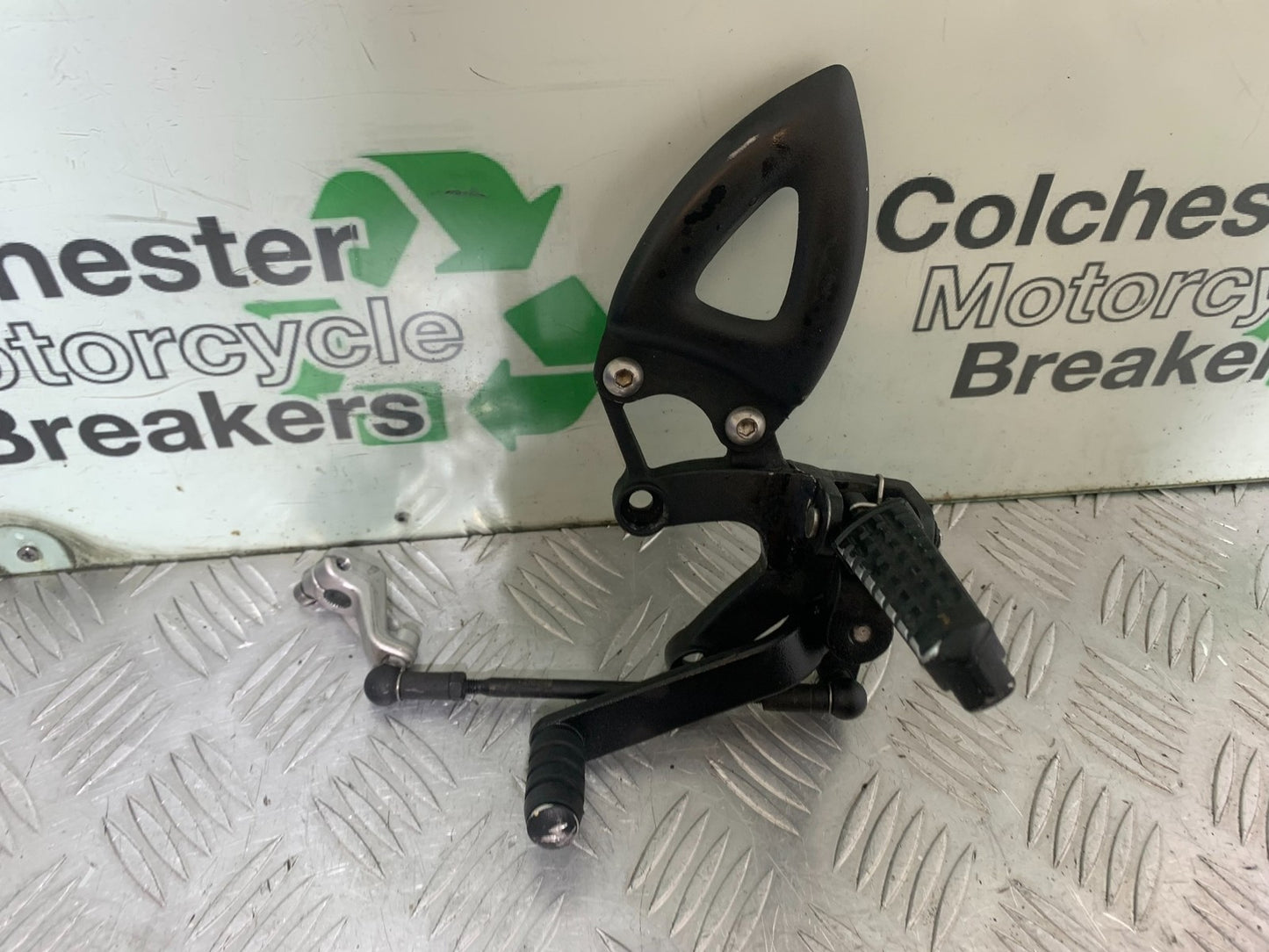 TRIUMPH 1050 SPEED TRIPLE FRONT LEFT HANGER  YEAR 2005-2007 (CMB1322)