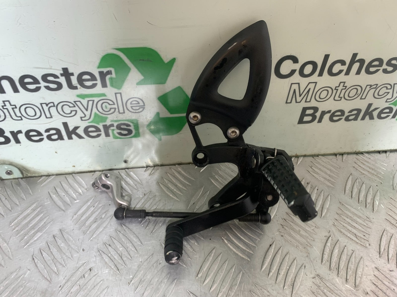 TRIUMPH 1050 SPEED TRIPLE FRONT LEFT HANGER  YEAR 2005-2007 (CMB1322)