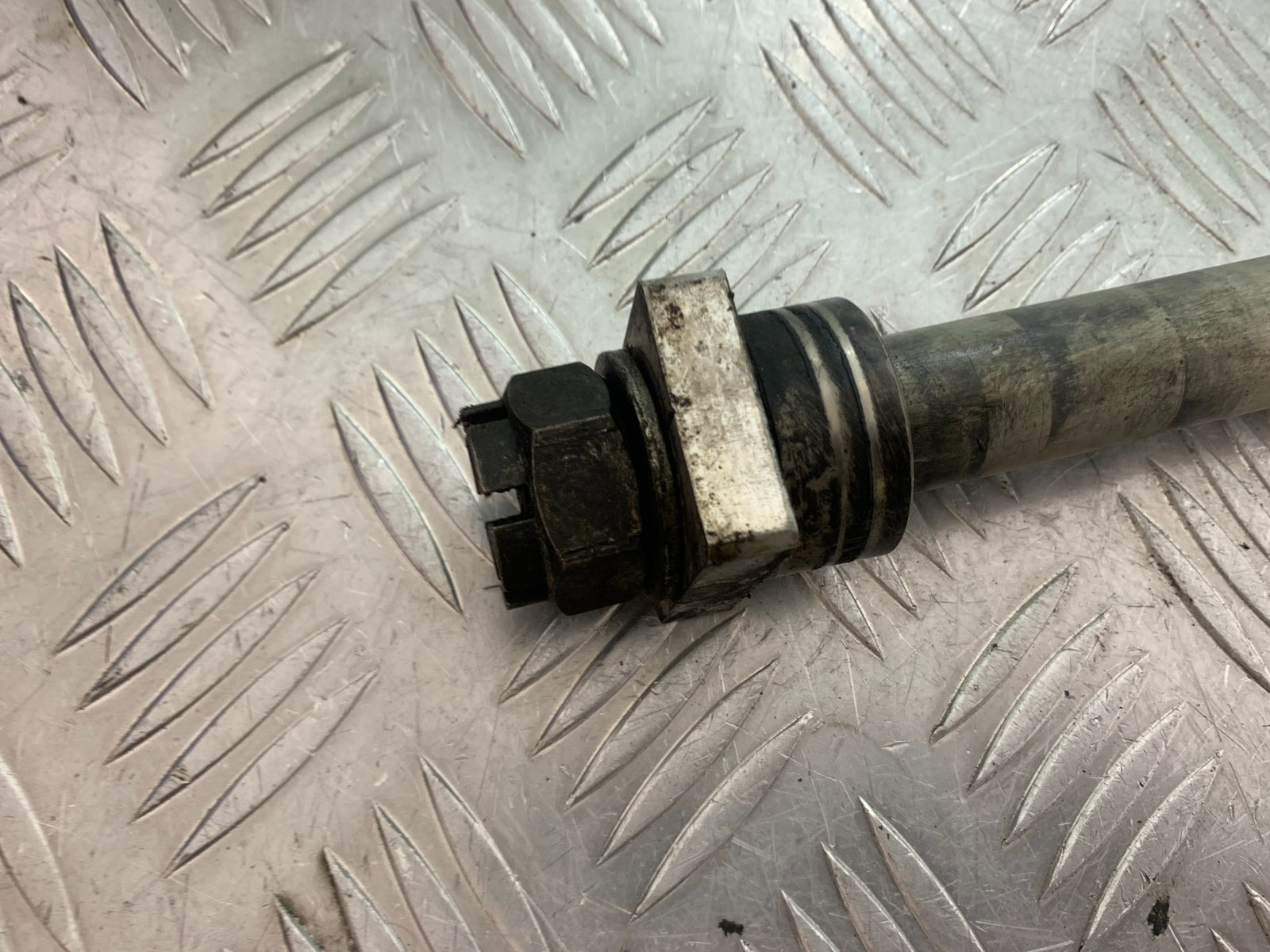 KAWASAKI ZX10R ZX 10R REAR WHEEL SPINDLE   YEAR 2011-2015 (CMB1154)