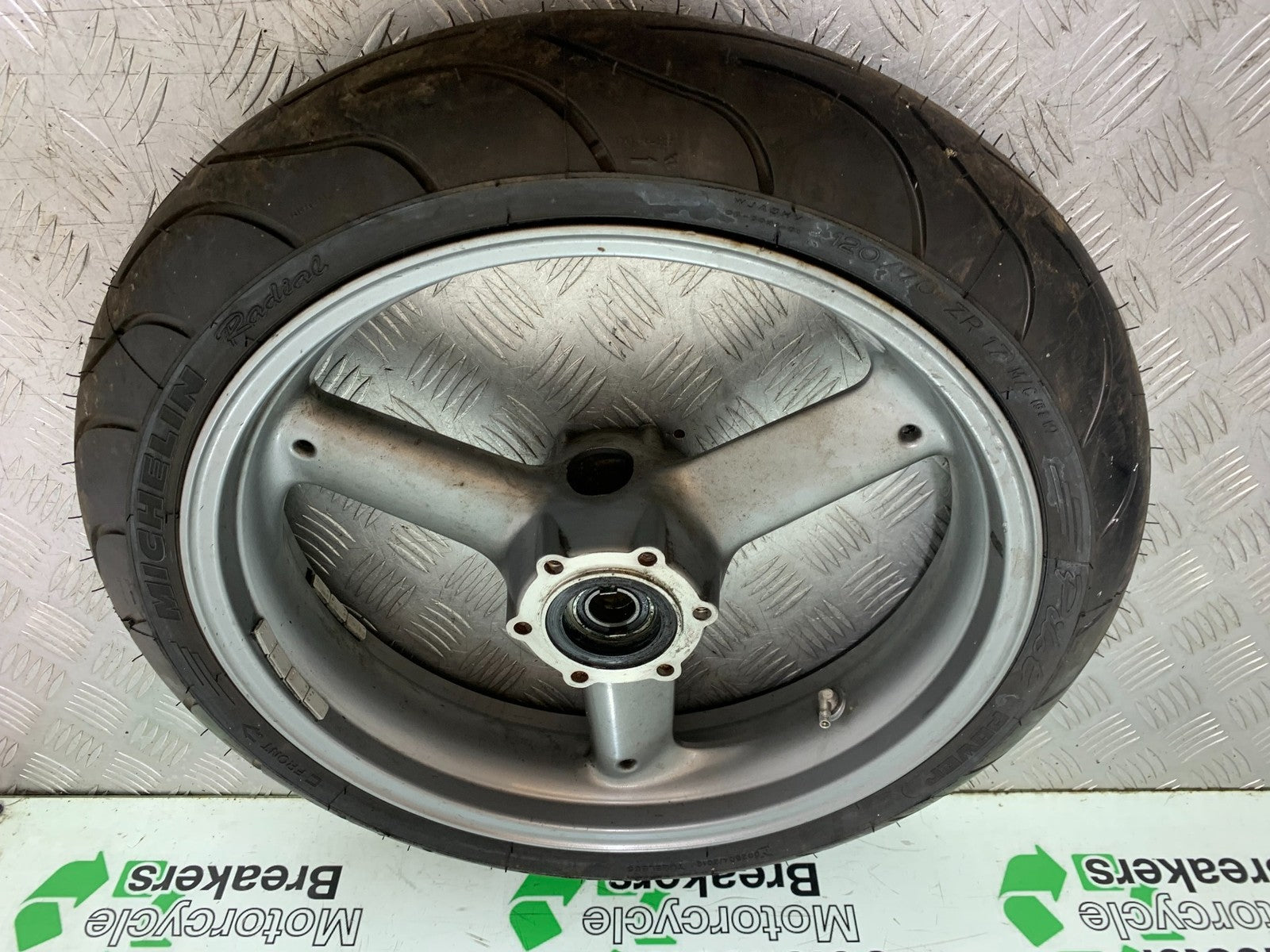 TRIUMPH 955I SPRINT RS FRONT WHEEL (NEW TYRE)  YEAR 1999-03 (CMB1313)