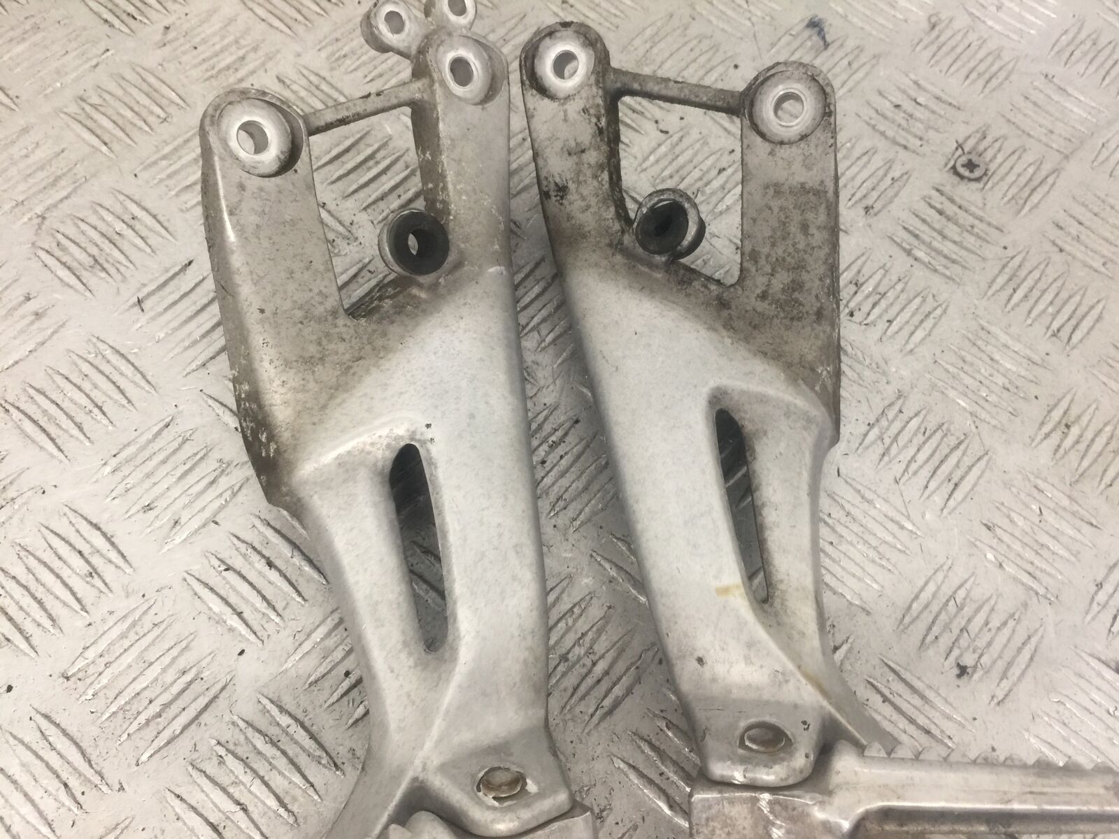 HONDA CBR1100 BLACKBIRD REAR HANGERS AND PEGS  YEAR 1996-1998 (STOCK 862)
