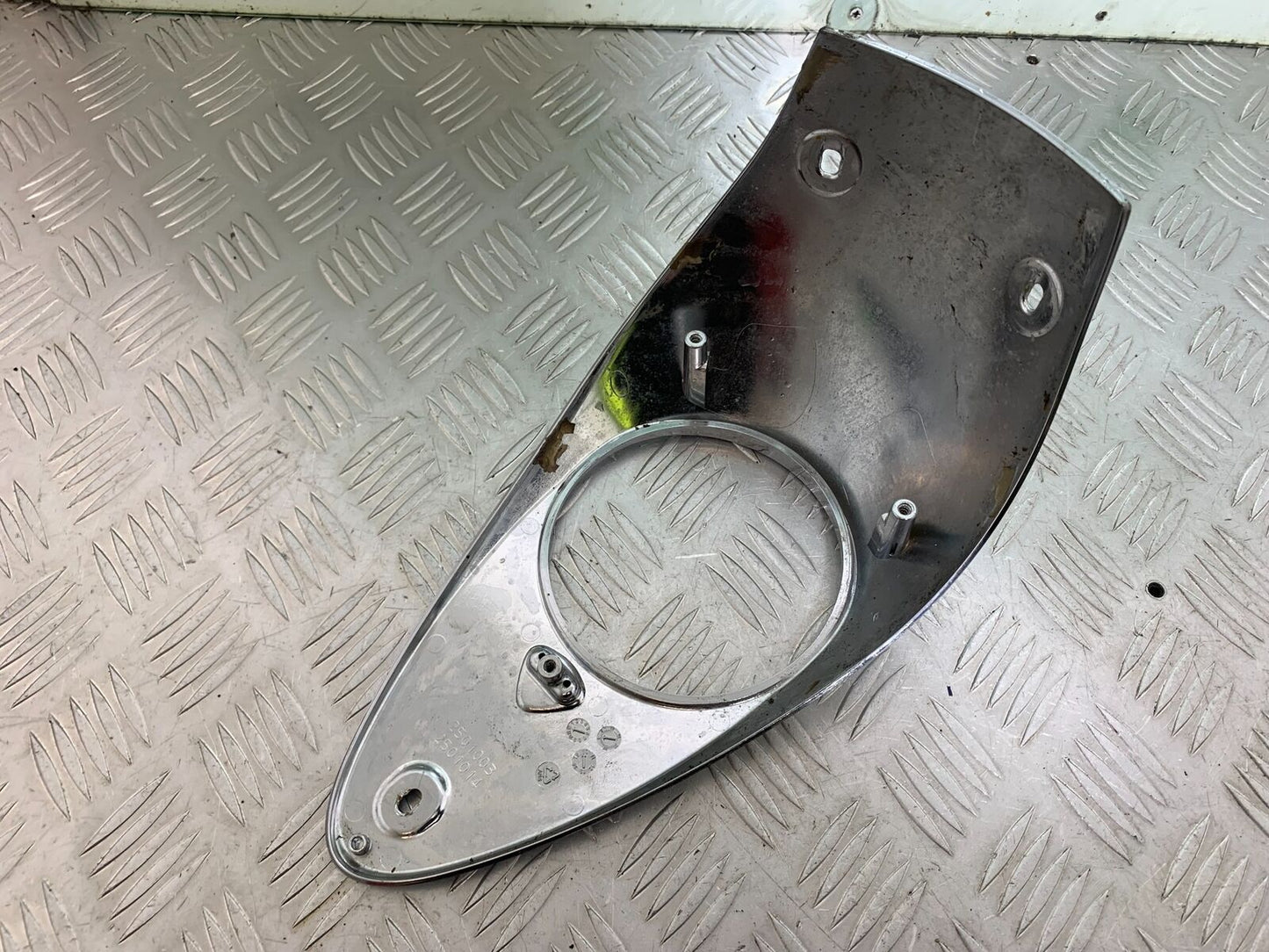 TRIUMPH THUNDERBIRD 1600 CLOCK SURROUND  YEAR 2011 (CMB1107)