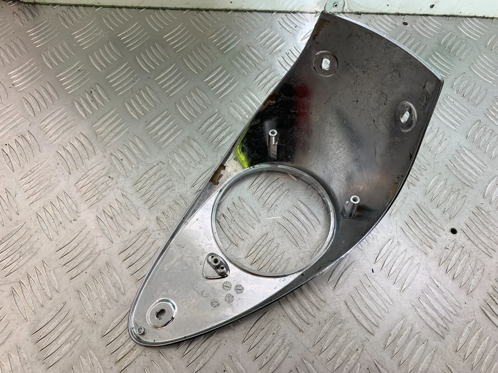 TRIUMPH THUNDERBIRD 1600 CLOCK SURROUND  YEAR 2011 (CMB1107)