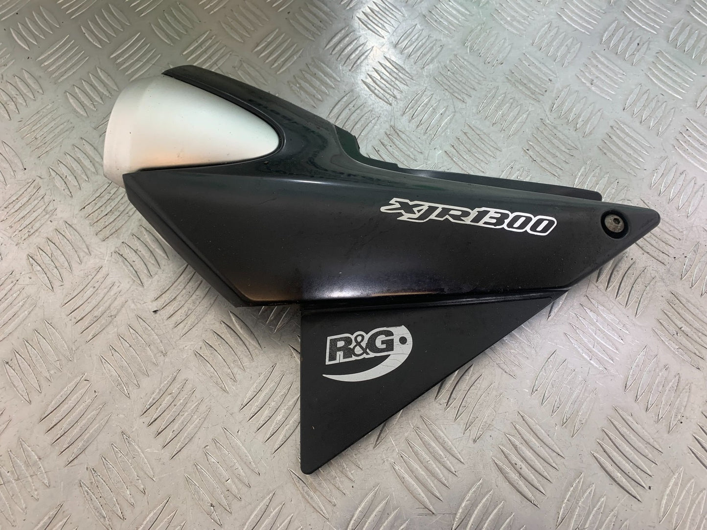 YAMAHA XJR1300 XJR 1300 LEFT SEAT PANEL  1999-2003 (CMB1119)