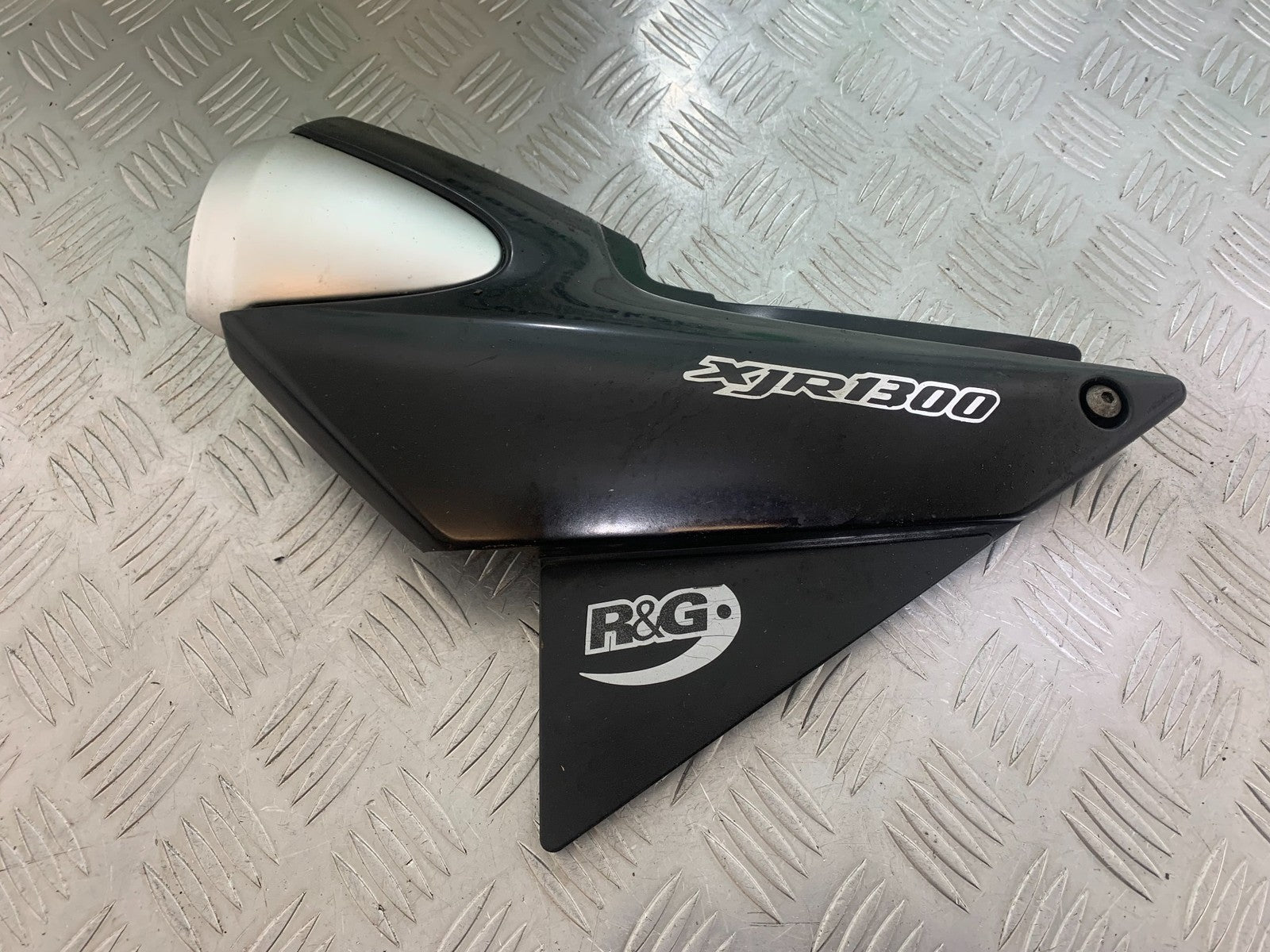 YAMAHA XJR1300 XJR 1300 LEFT SEAT PANEL  1999-2003 (CMB1119)