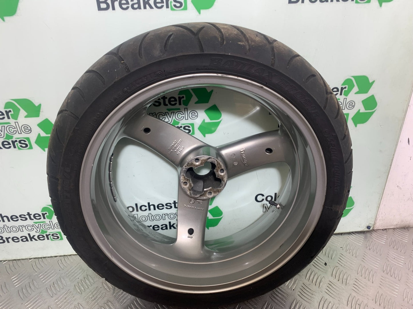 TRIUMPH 955i SPRINT ST REAR WHEEL (TYRE IS GGOD) 1999-2004 (CMB1176)