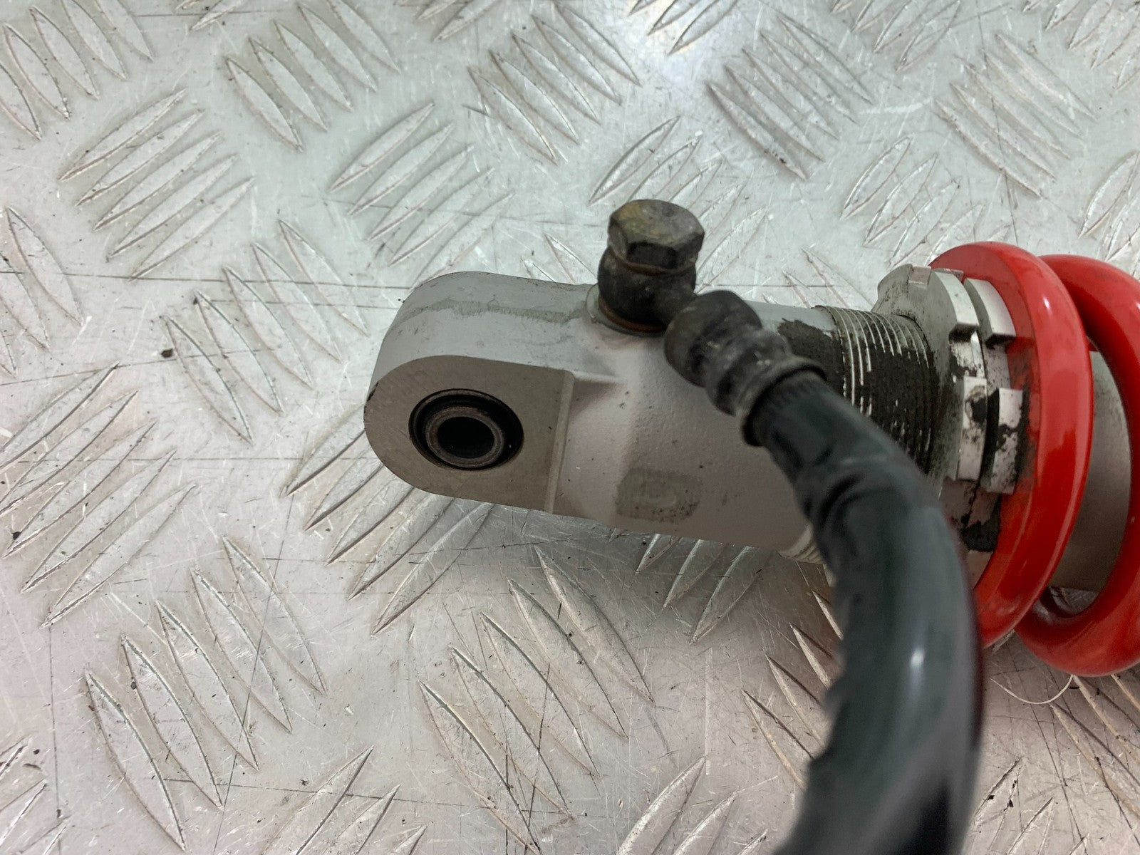 TRIUMPH 955i DAYTONA REAR SHOCK  YEAR 2002-2006 (CMB1229)