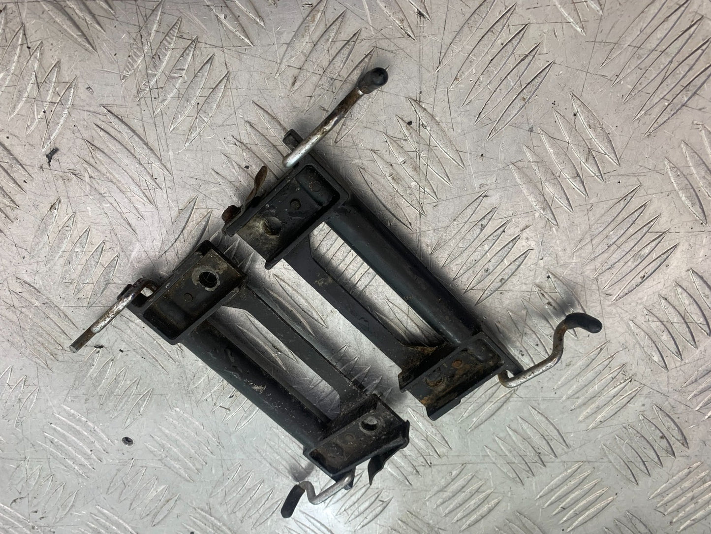 KAWASAKI GPZ600 GPZ 600 LUGGAGE HOOKS YEAR 1988-90 (CMB1258)