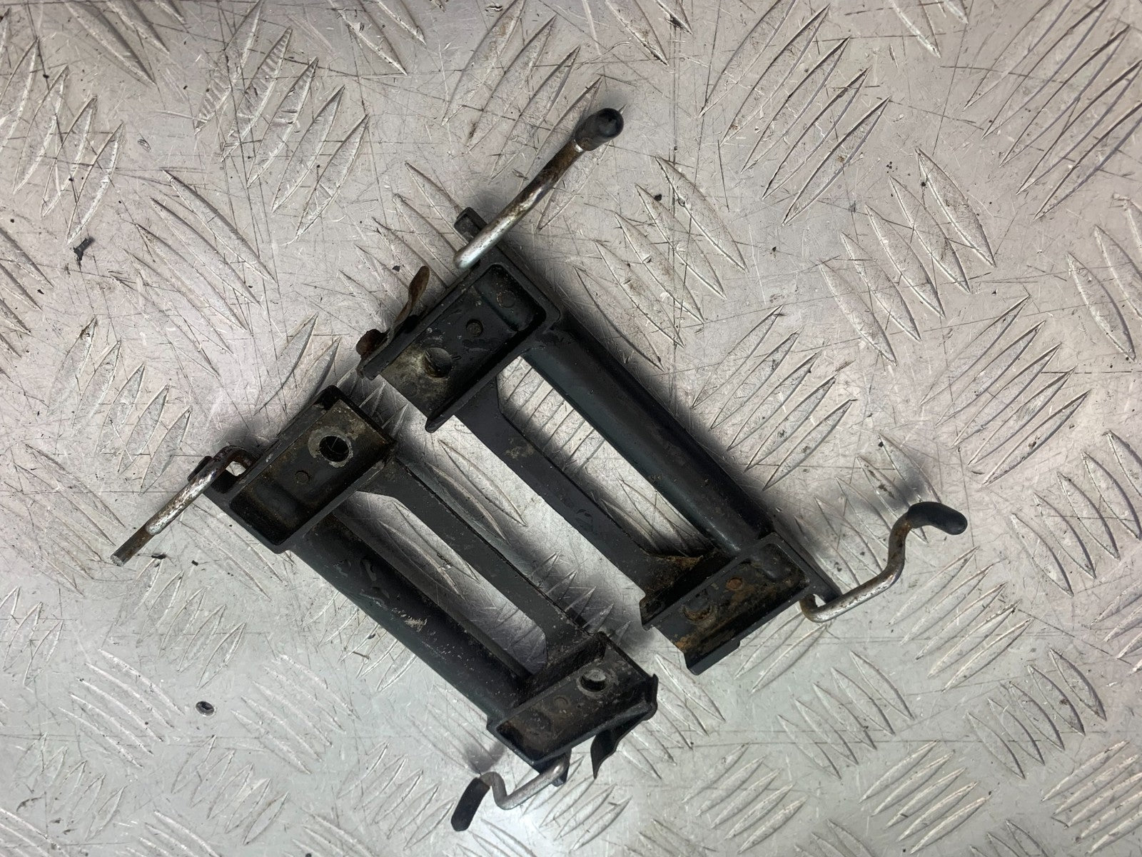KAWASAKI GPZ600 GPZ 600 LUGGAGE HOOKS YEAR 1988-90 (CMB1258)