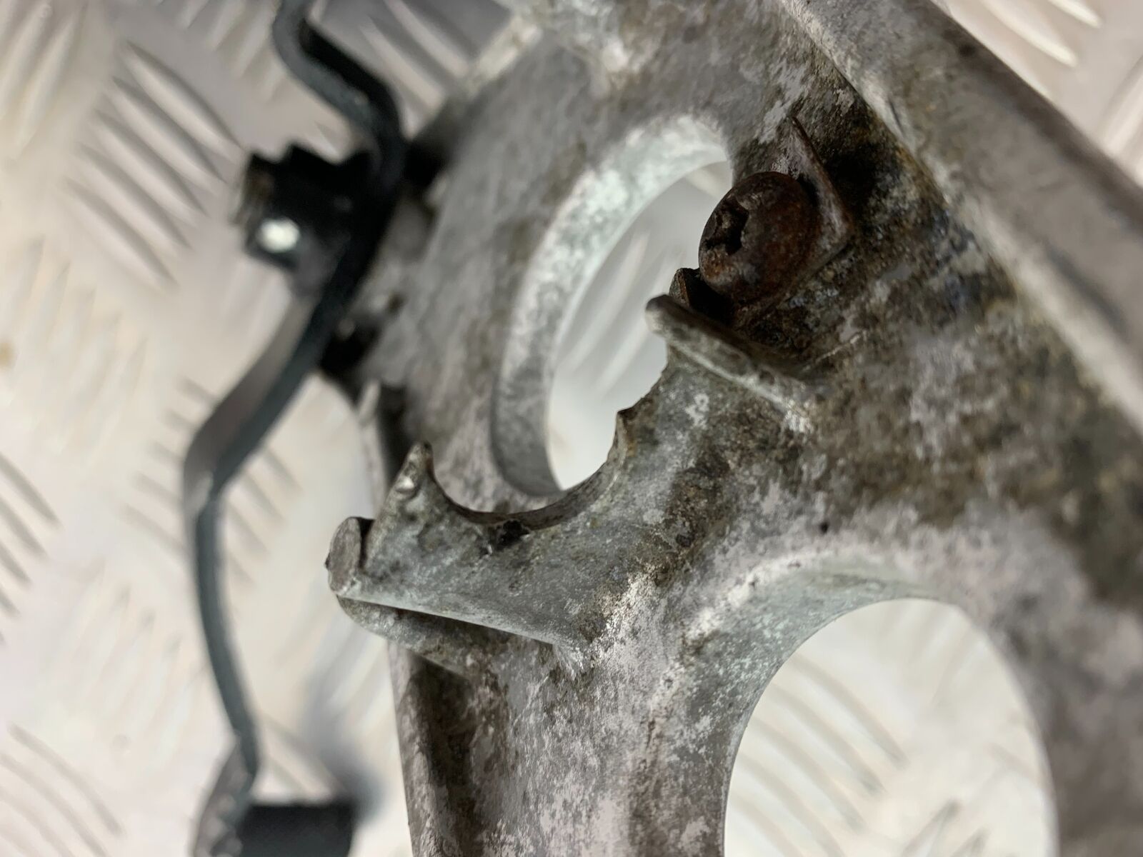 HONDA NTV 650 REVERE RIGHT HANGER  YEAR 1988-1996  (CMB1025))