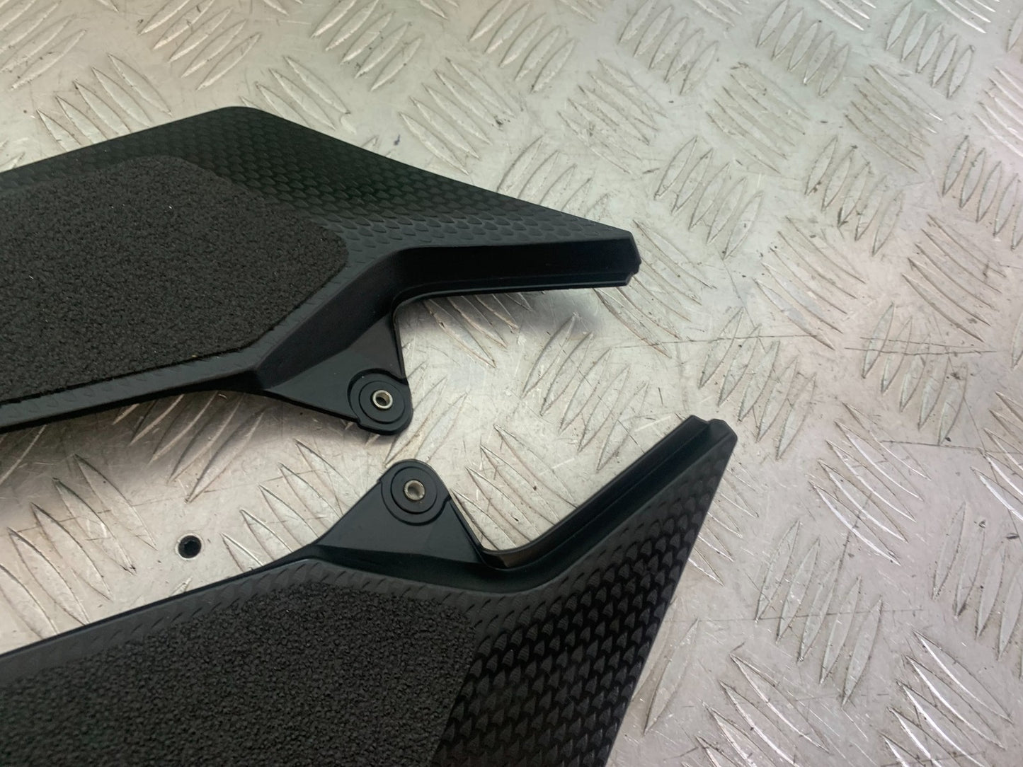 YAMAHA YZF R1 14 B BIG BANG LEFT & RIGHT TANK INFILLS   2009-14 (CMB1175)