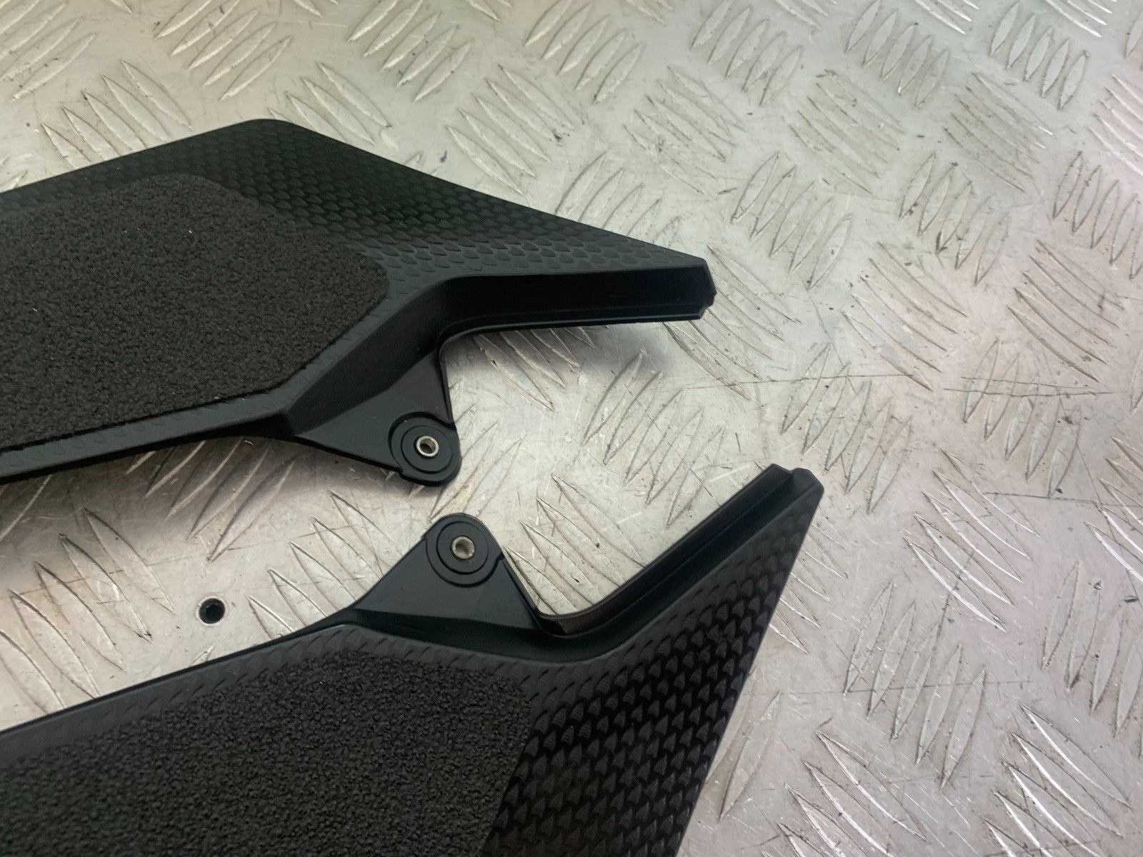 YAMAHA YZF R1 14 B BIG BANG LEFT & RIGHT TANK INFILLS   2009-14 (CMB1175)