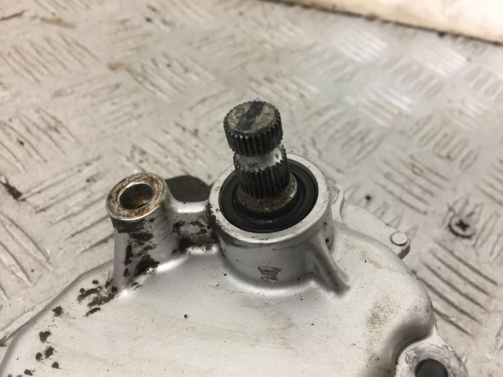 HONDA CBR1000 rr FIREBLADE GEAR SHAFT AND COVER   YEAR 2004  (STOCK 853)