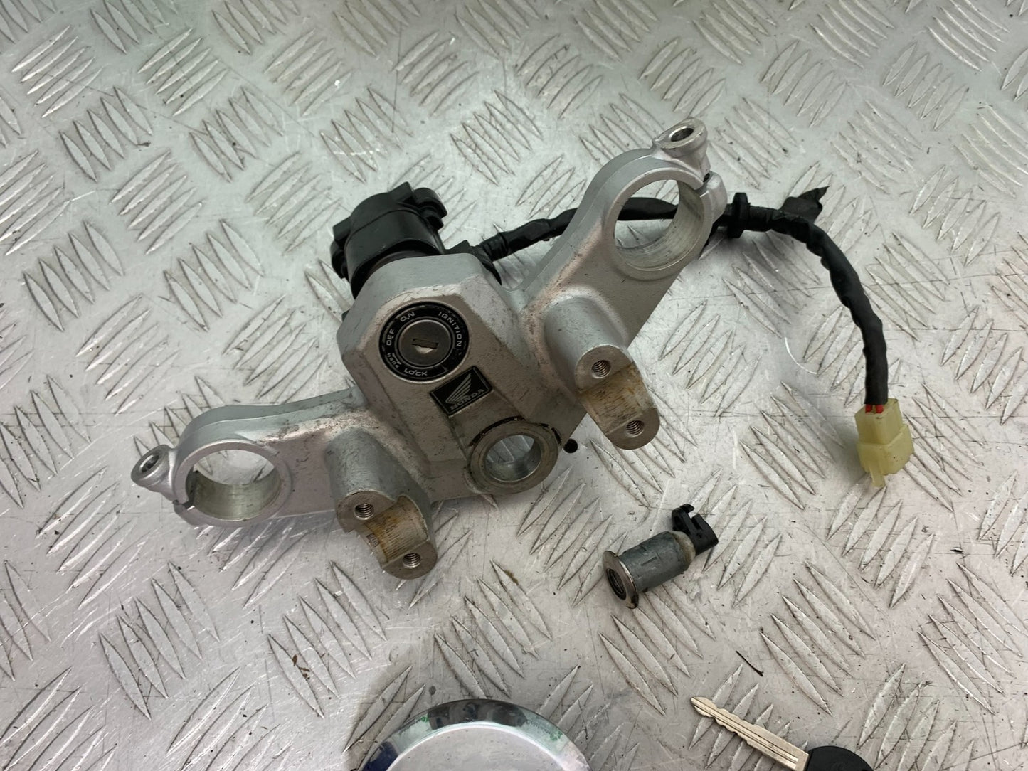 HONDA XL125 VARADERO LOCKS AND KEYS  YEAR 2001-2006  (CMB1304)