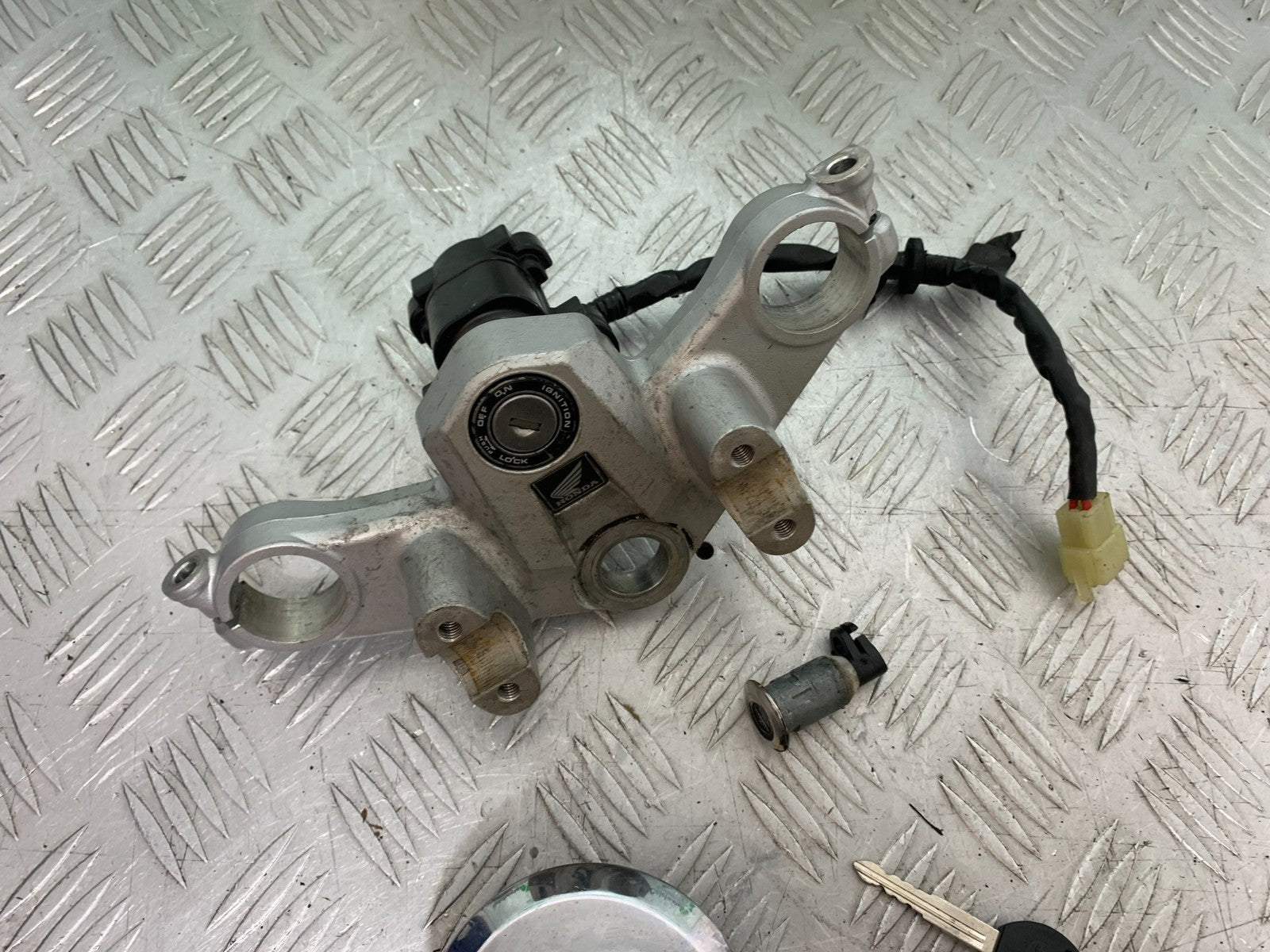 HONDA XL125 VARADERO LOCKS AND KEYS  YEAR 2001-2006  (CMB1304)