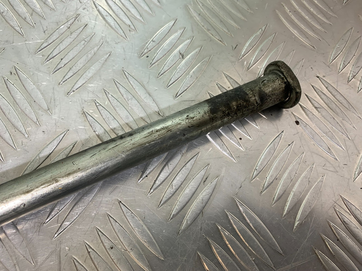YAMAHA XJR1300 XJR 1300 SWINGARM SPINDLE 1999-2003 (CMB1119)