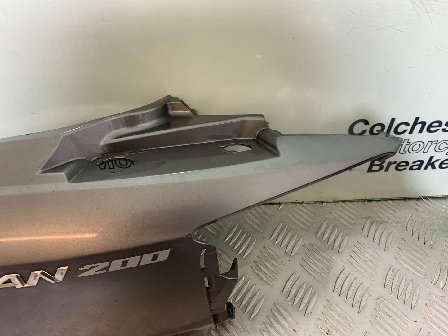 SUZUKI AN 200 UN 200 BURGMAN LEFT SEAT PANEL YEAR 2007-09 (CMB1128)