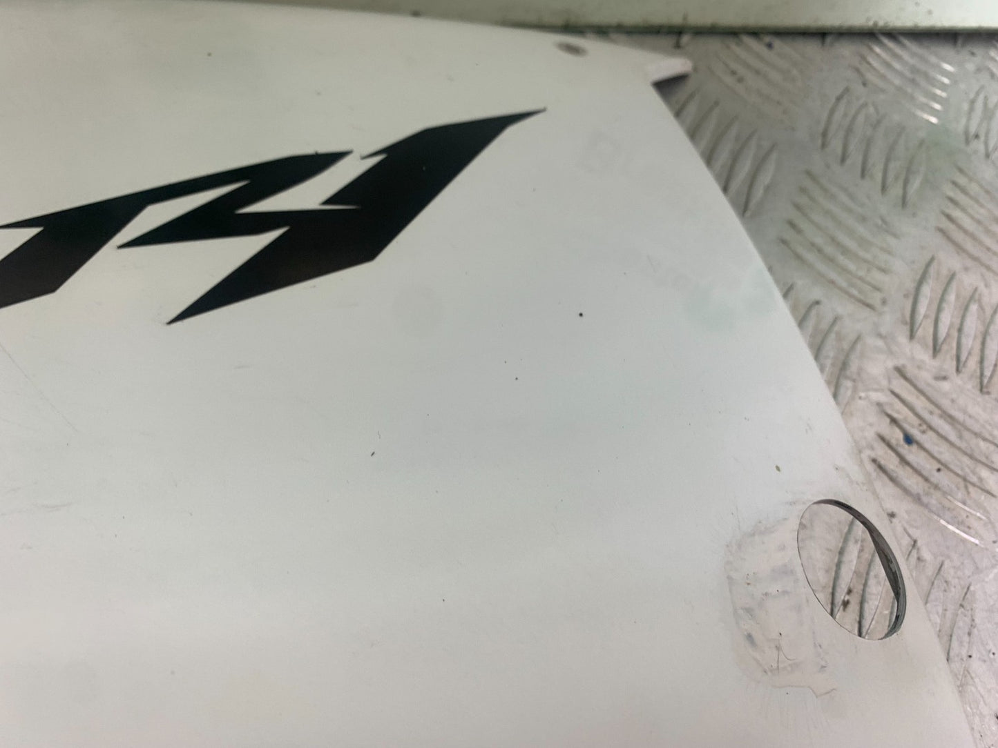 YAMAHA YZF R1 14 B BIG BANG LEFT FAIRING PANEL   2009-14 (CMB1175)