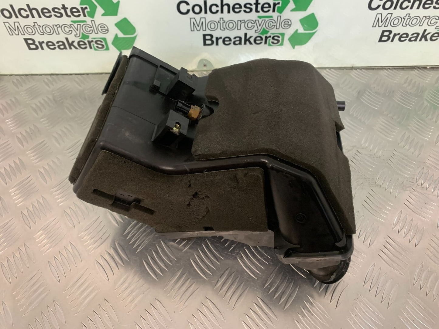 YAMAHA FJR1300 FJR 1300 AIRBOX  YEAR 2001-05 (STOCK 946)