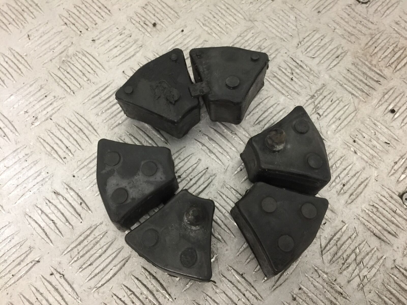YAMAHA XTZ 750 SUPER TENERE CUSH DRIVE RUBBERS  YEAR 1990-1995 (STOCK 889)